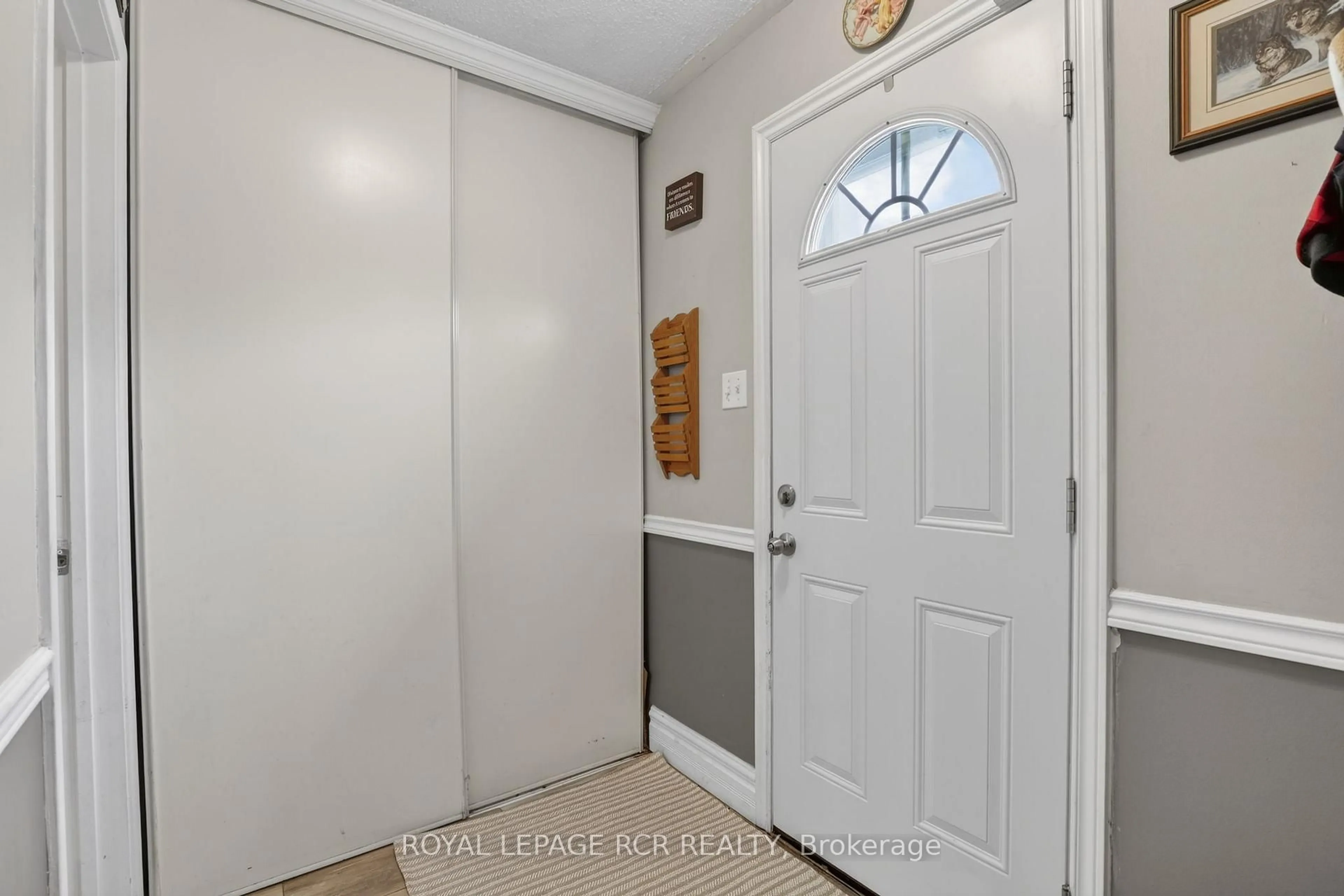 Indoor entryway for 2825 Gananoque Dr #12, Mississauga Ontario L5N 1V6