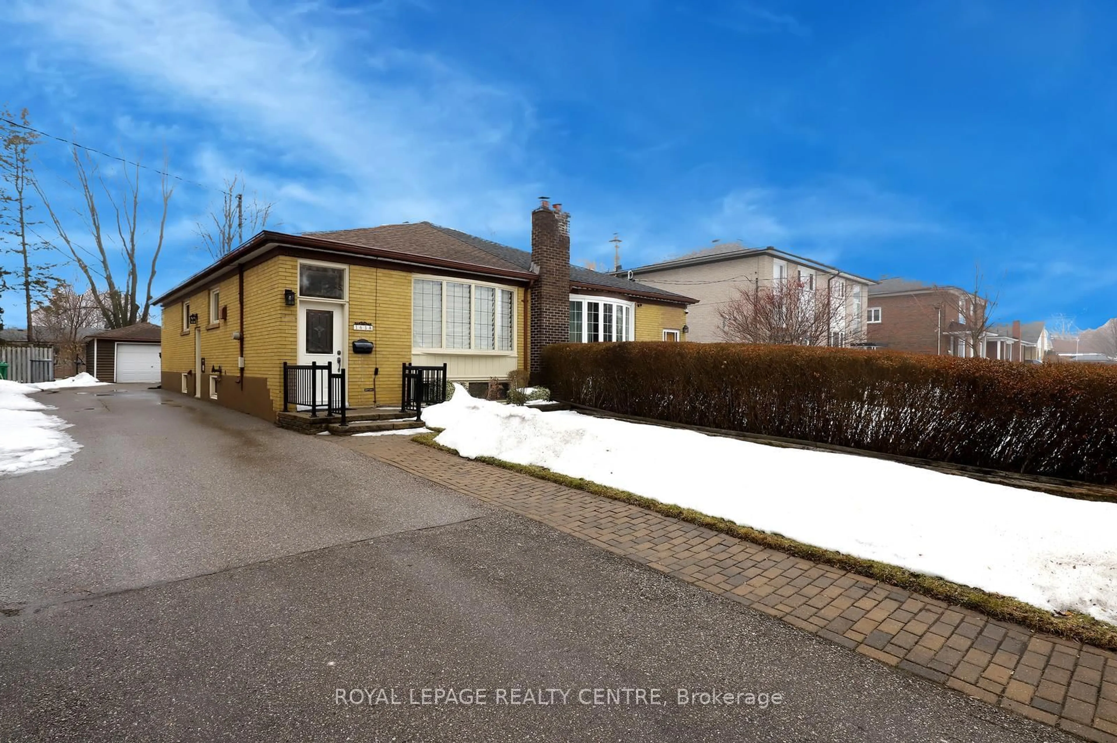 A pic from outside/outdoor area/front of a property/back of a property/a pic from drone, street for 3638 Anniversary Rd, Mississauga Ontario L5C 2G1