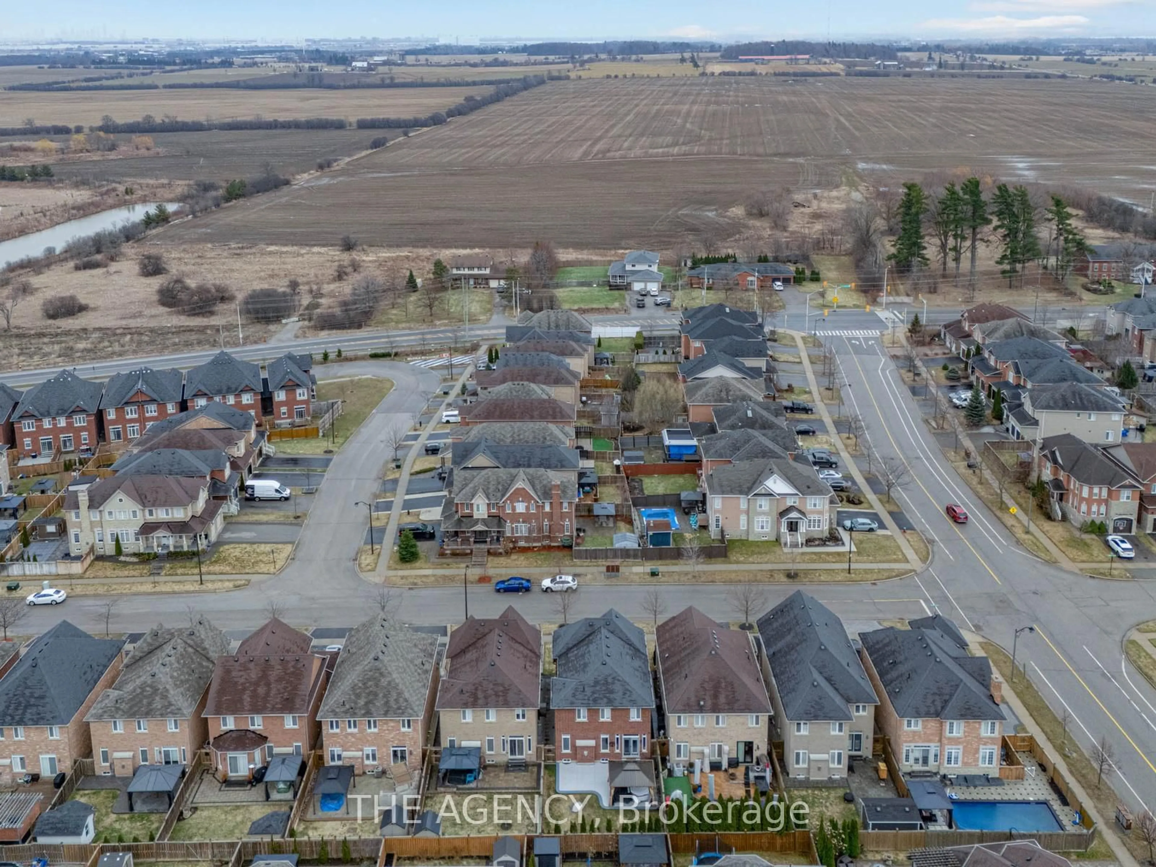 A pic from outside/outdoor area/front of a property/back of a property/a pic from drone, street for 57 Morningside Dr, Halton Hills Ontario L7G 0H6