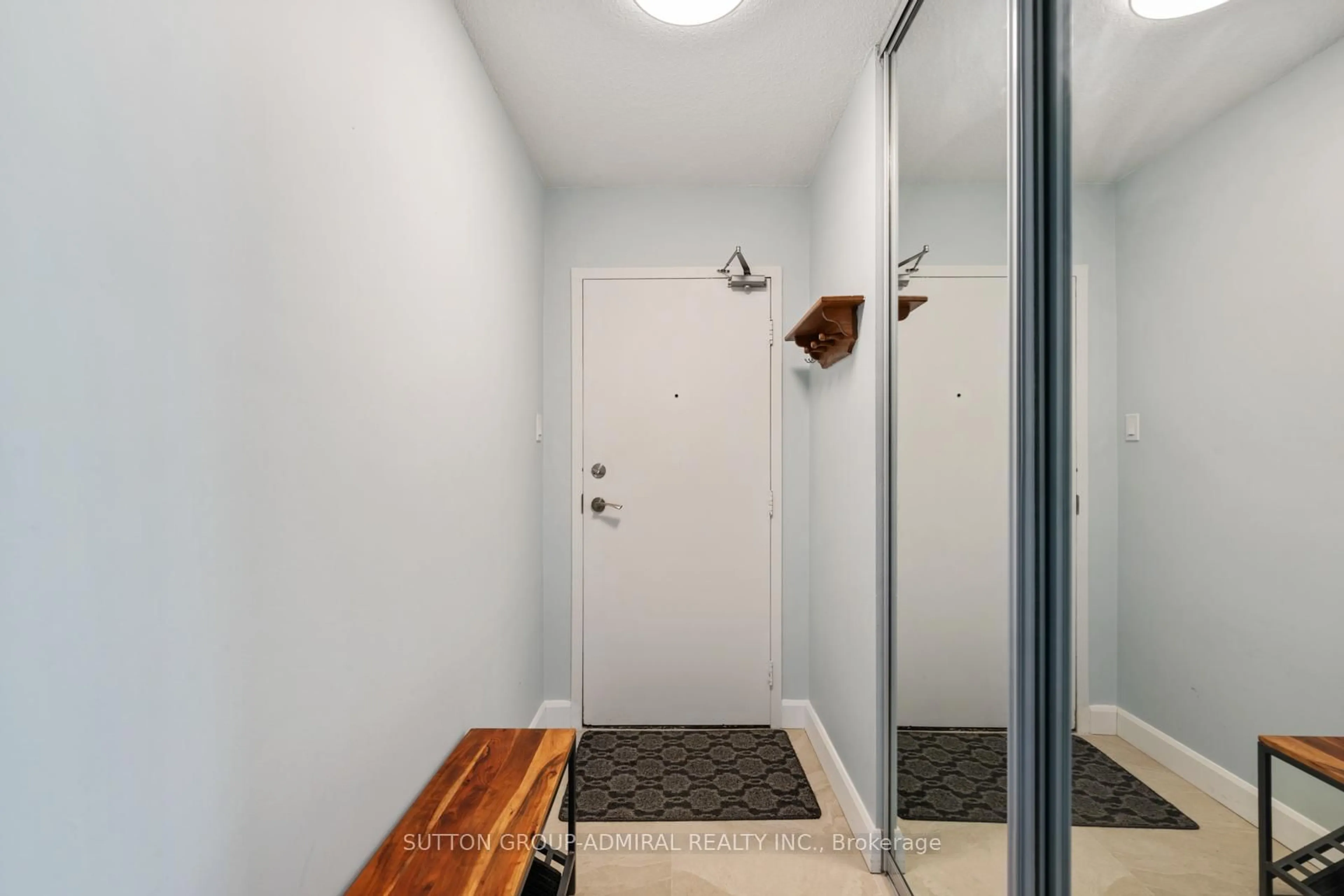 Indoor entryway for 100 Quebec Ave #1502, Toronto Ontario M6P 4B8