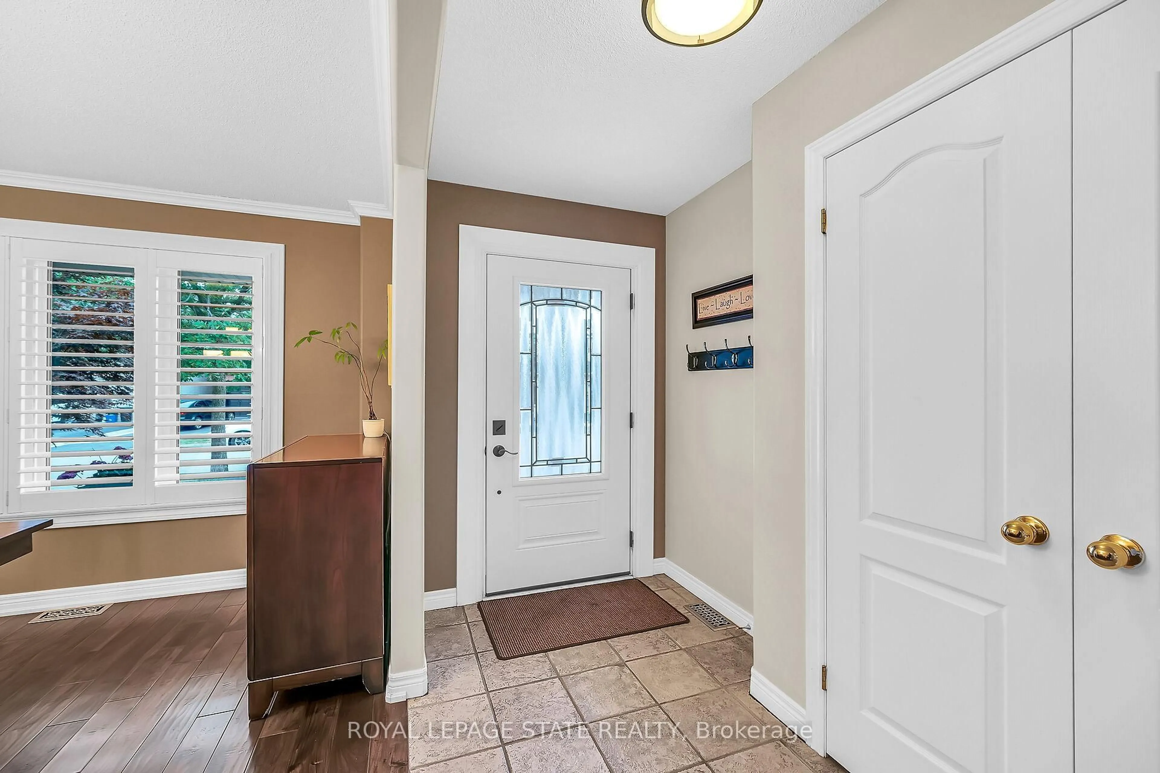 Indoor entryway for 2371 Pathfinder Dr, Burlington Ontario L7L 6N8