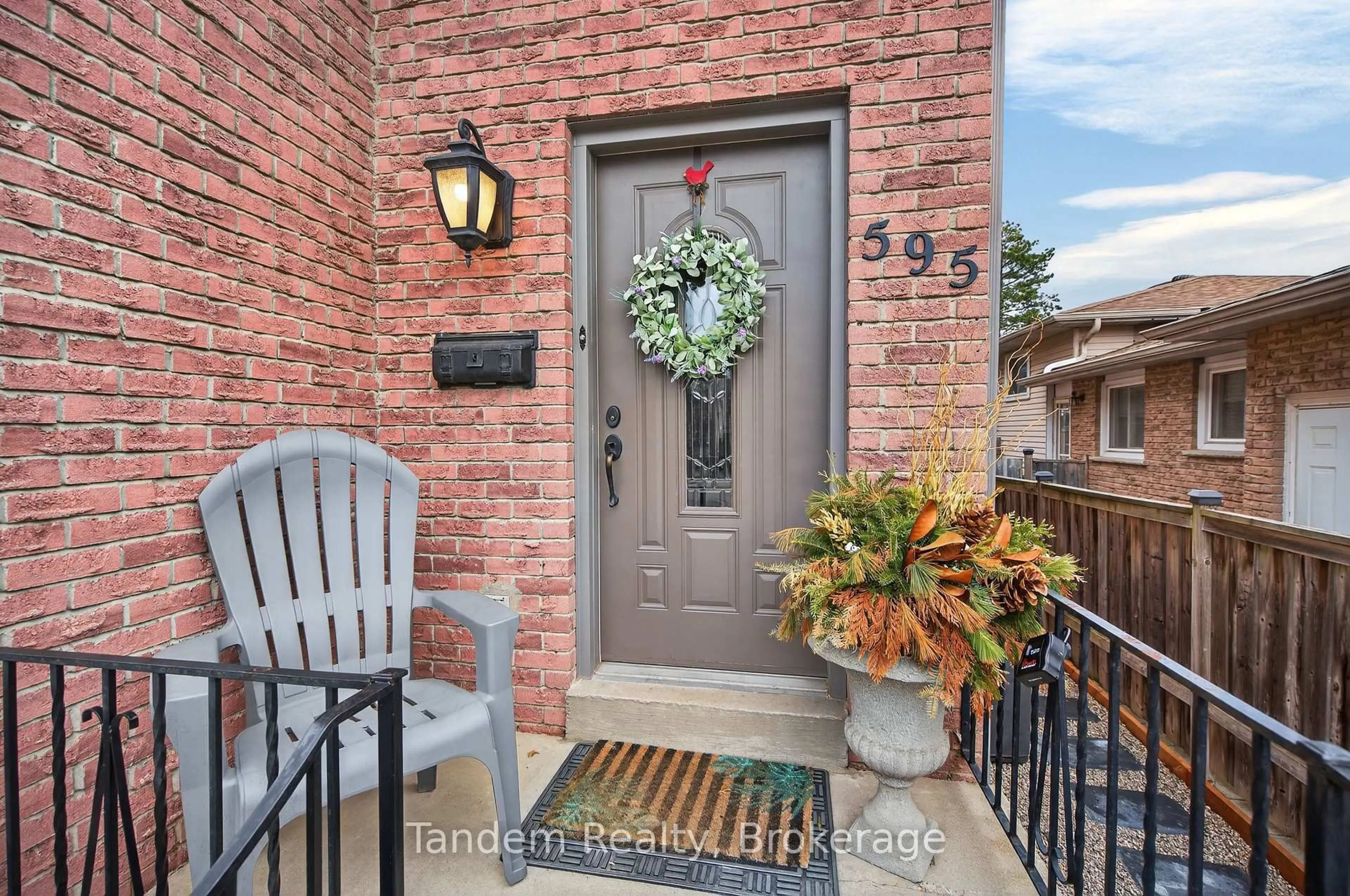 Indoor entryway for 595 Beaver Crt, Milton Ontario L9T 4A8