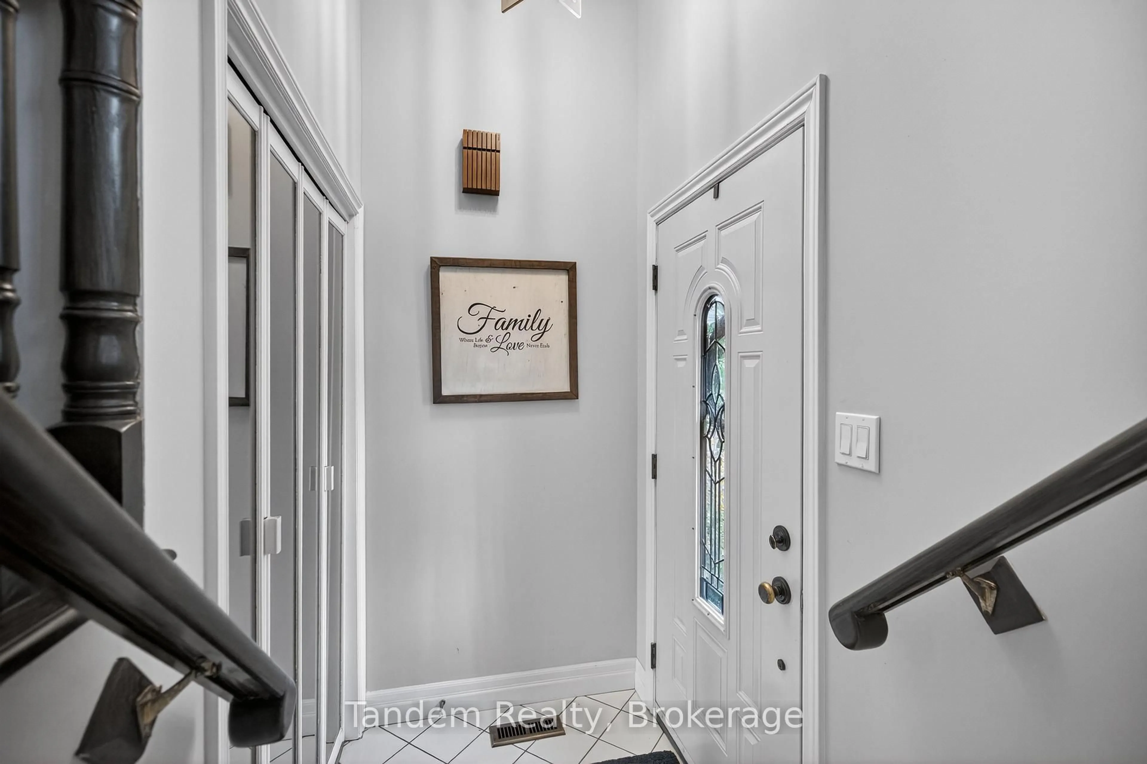 Indoor entryway for 595 Beaver Crt, Milton Ontario L9T 4A8
