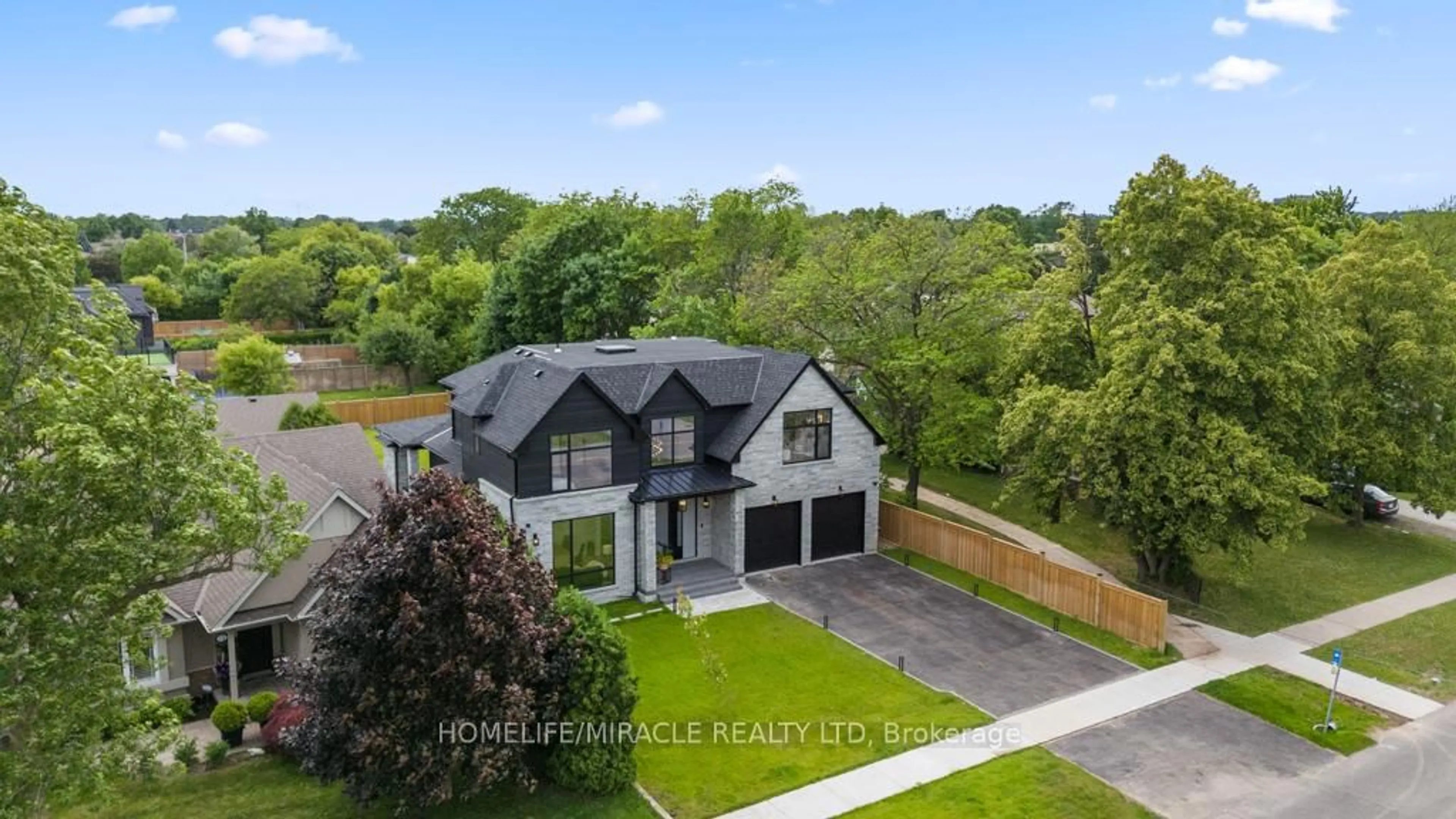 A pic from outside/outdoor area/front of a property/back of a property/a pic from drone, street for 282 Maurice Dr, Oakville Ontario L6K 2X3