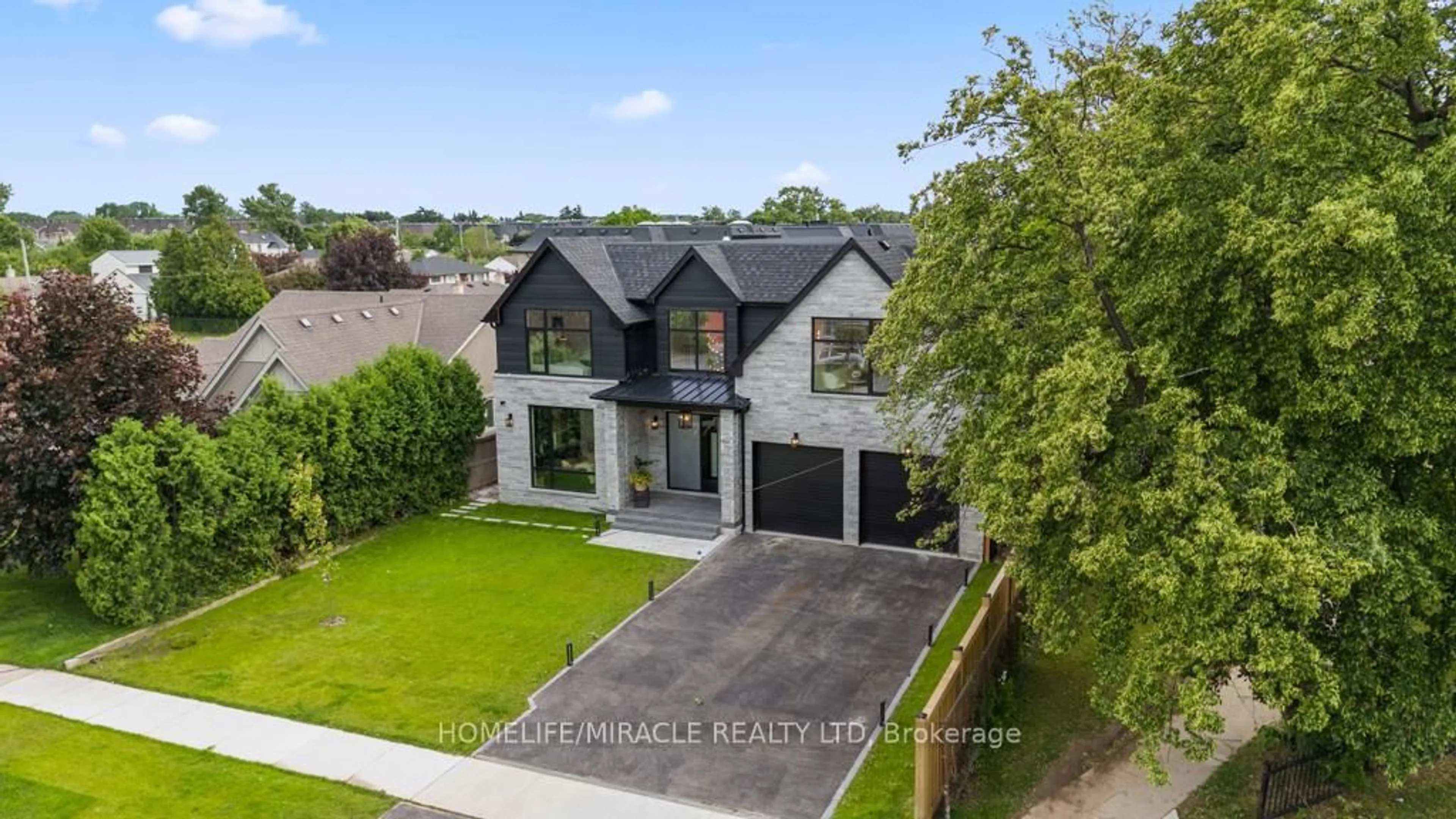 A pic from outside/outdoor area/front of a property/back of a property/a pic from drone, street for 282 Maurice Dr, Oakville Ontario L6K 2X3