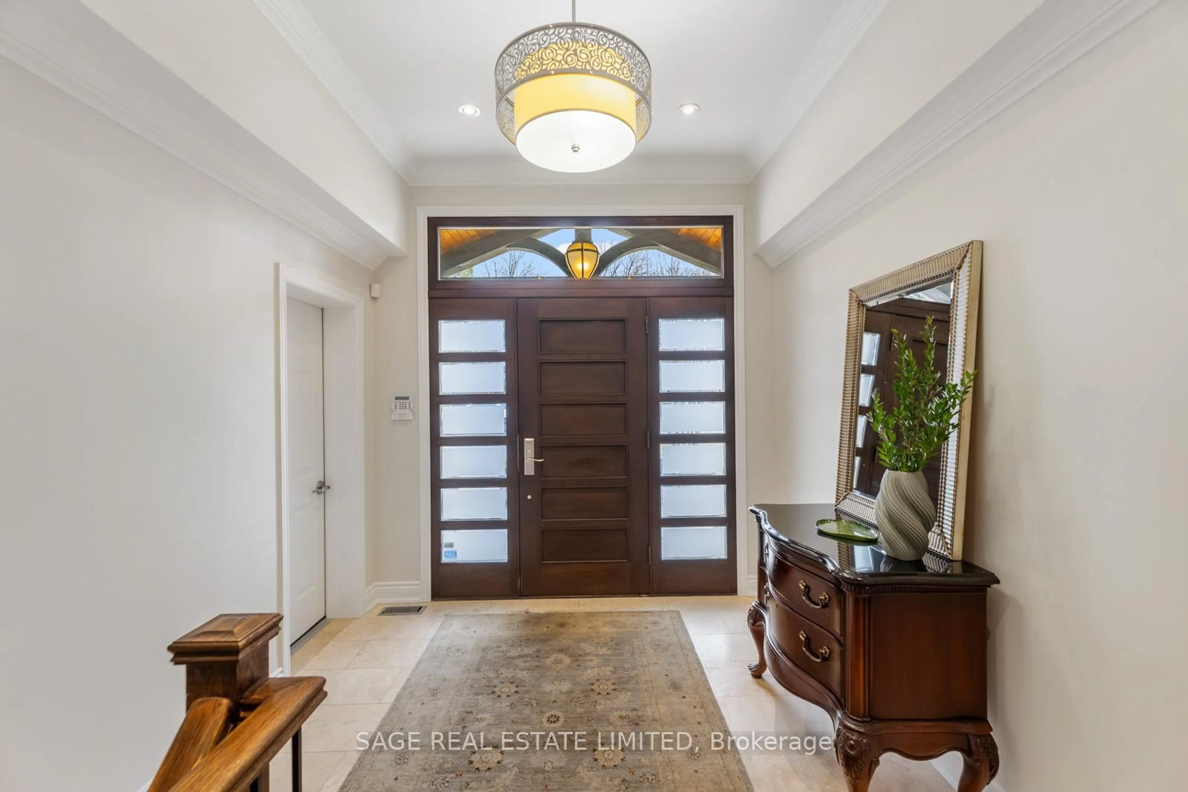 Indoor entryway for 31 Ashwood Cres, Toronto Ontario M9A 1Z2