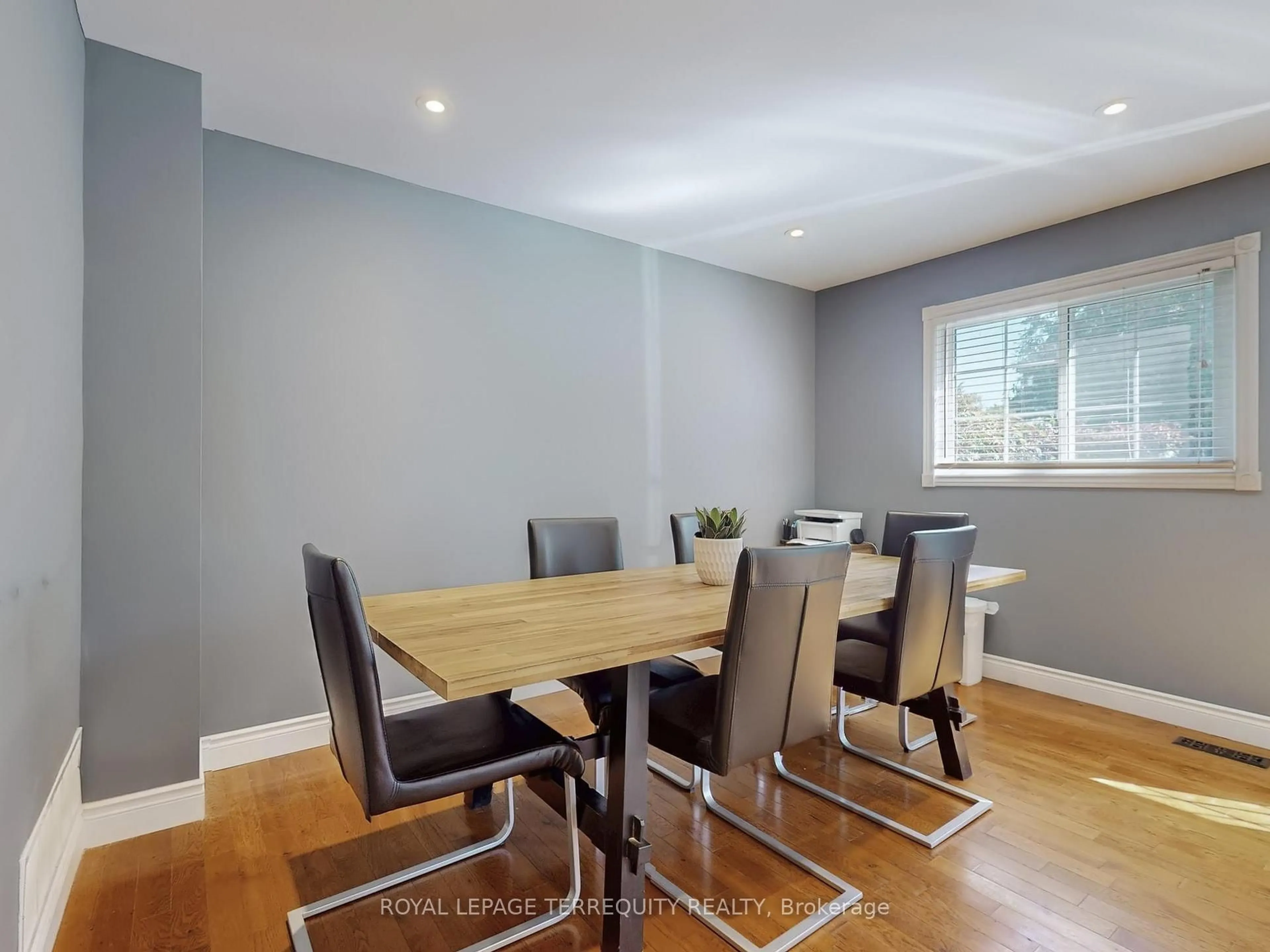 Dining room, wood/laminate floor for 623 Beaver Crt, Milton Ontario L9T 4A8