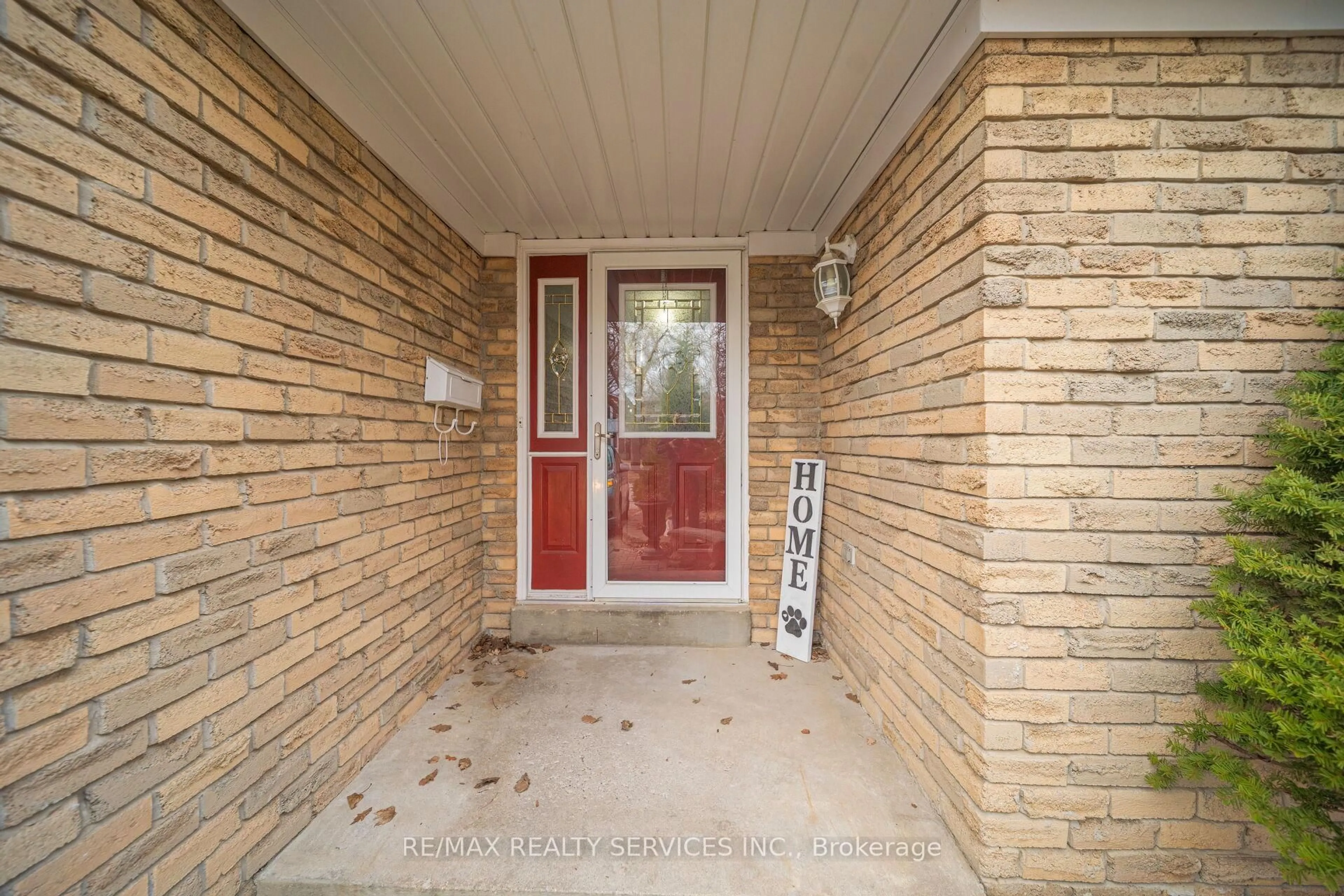 Indoor entryway for 96 Royal Palm Dr, Brampton Ontario L6Z 1P7