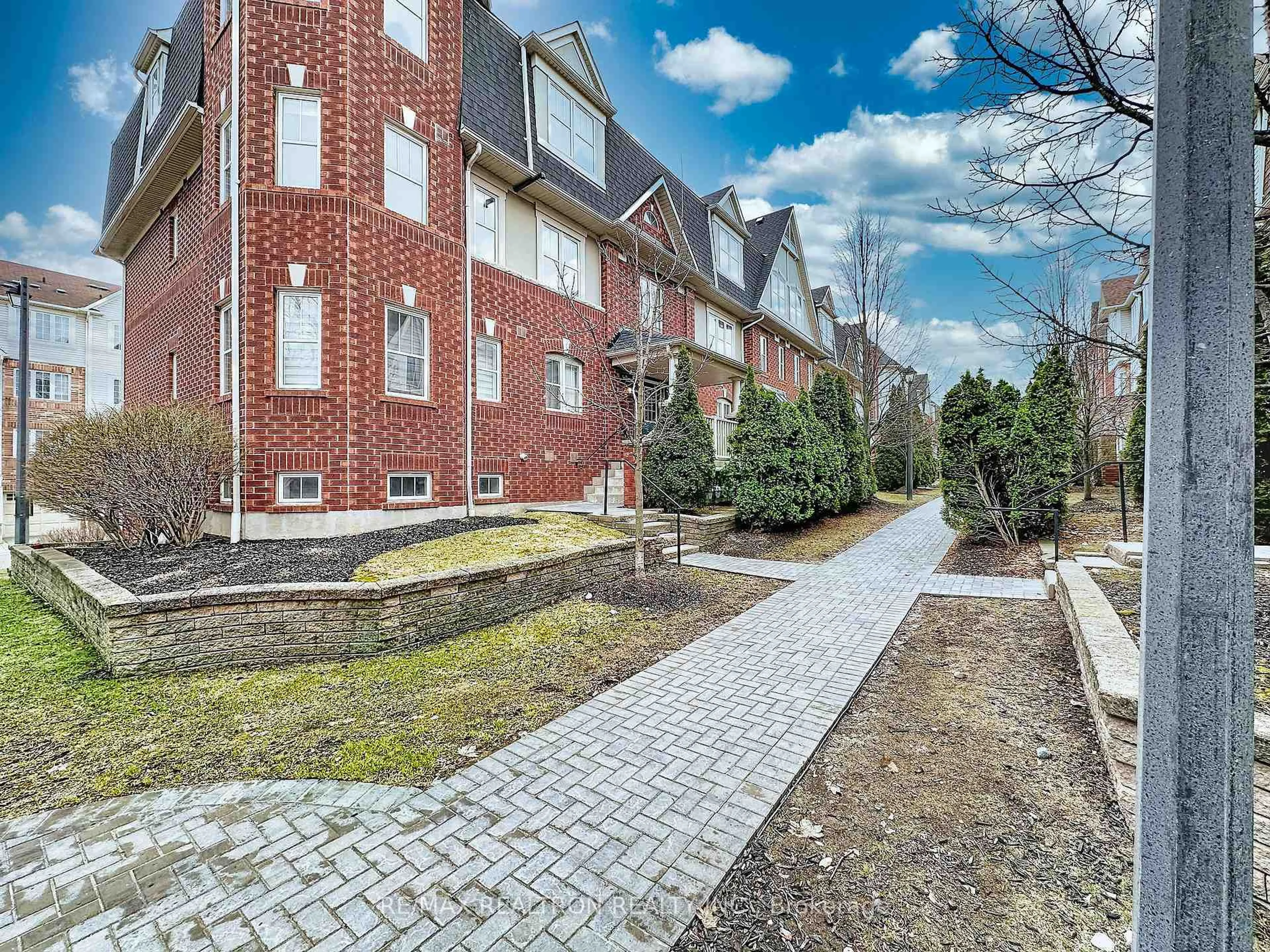 Home with brick exterior material, street for 750 Neighbourhood Circ #5, Mississauga Ontario L5B 0B7