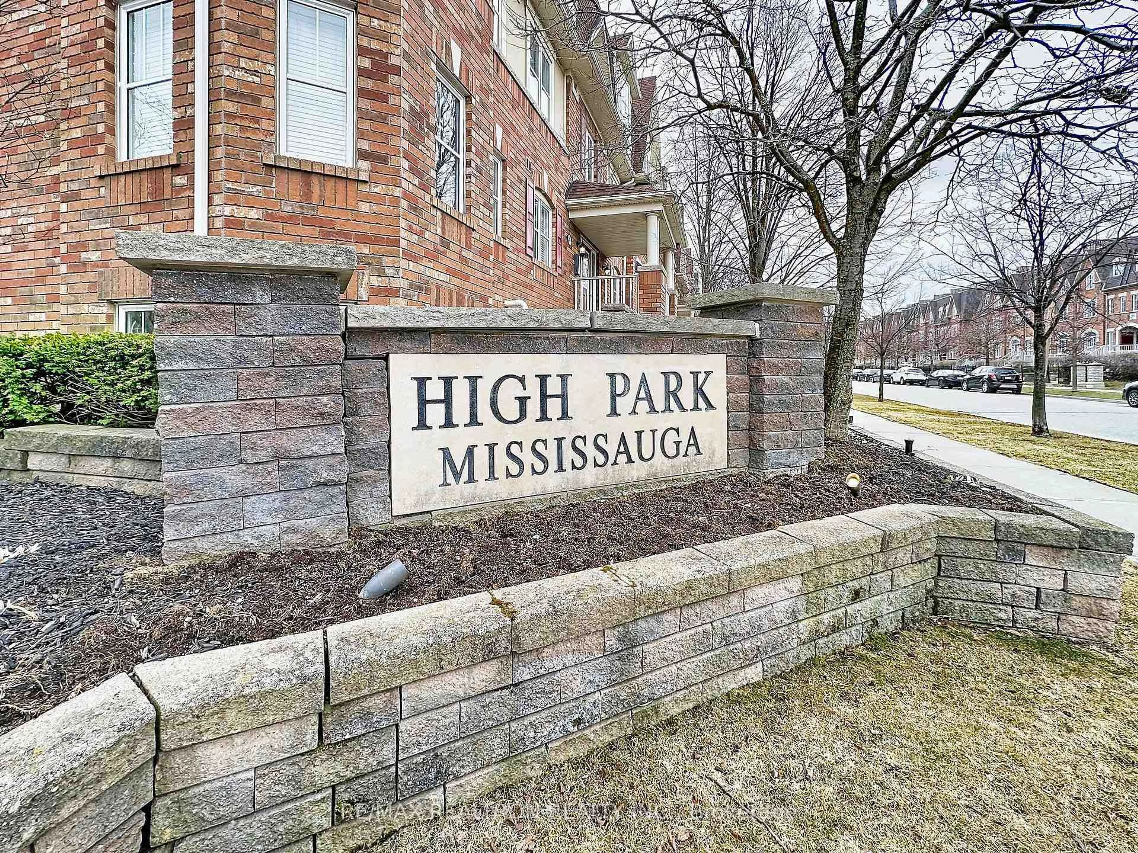 Home with brick exterior material, street for 750 Neighbourhood Circ #5, Mississauga Ontario L5B 0B7