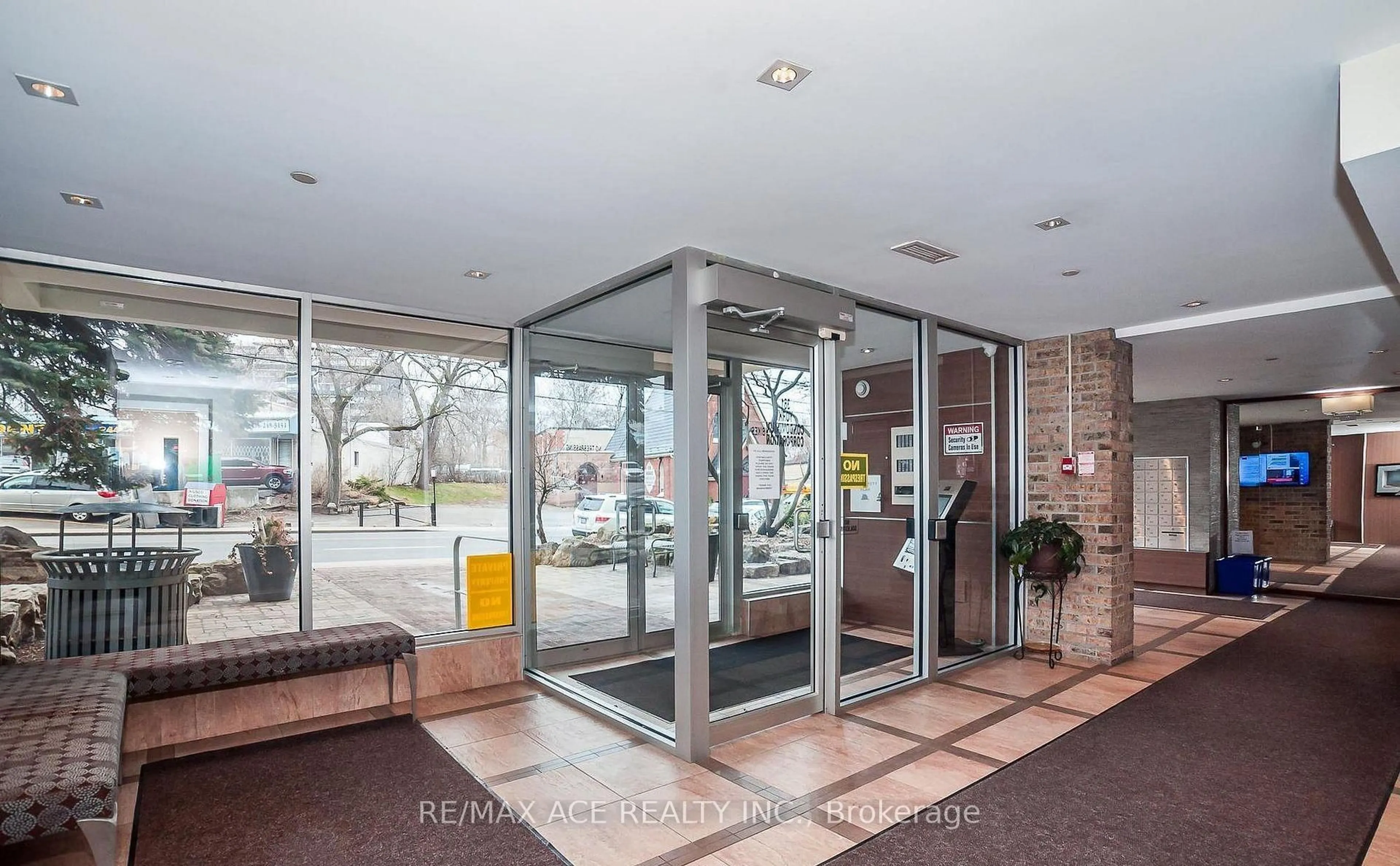 Indoor foyer for 2130 Weston Rd #906, Toronto Ontario M6N 3R9