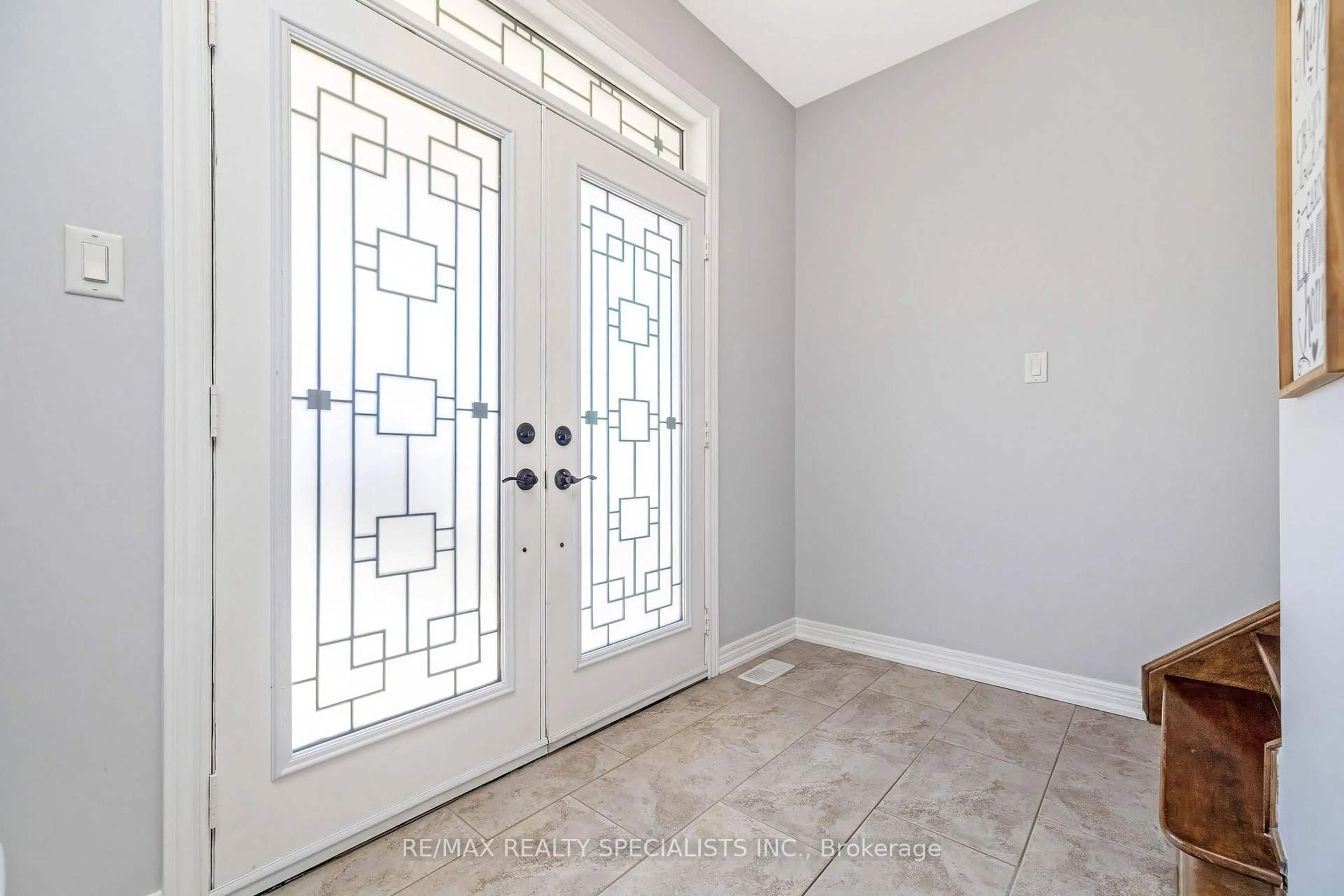 Indoor entryway for 1440 Rolph Terr, Milton Ontario L9T 7E1