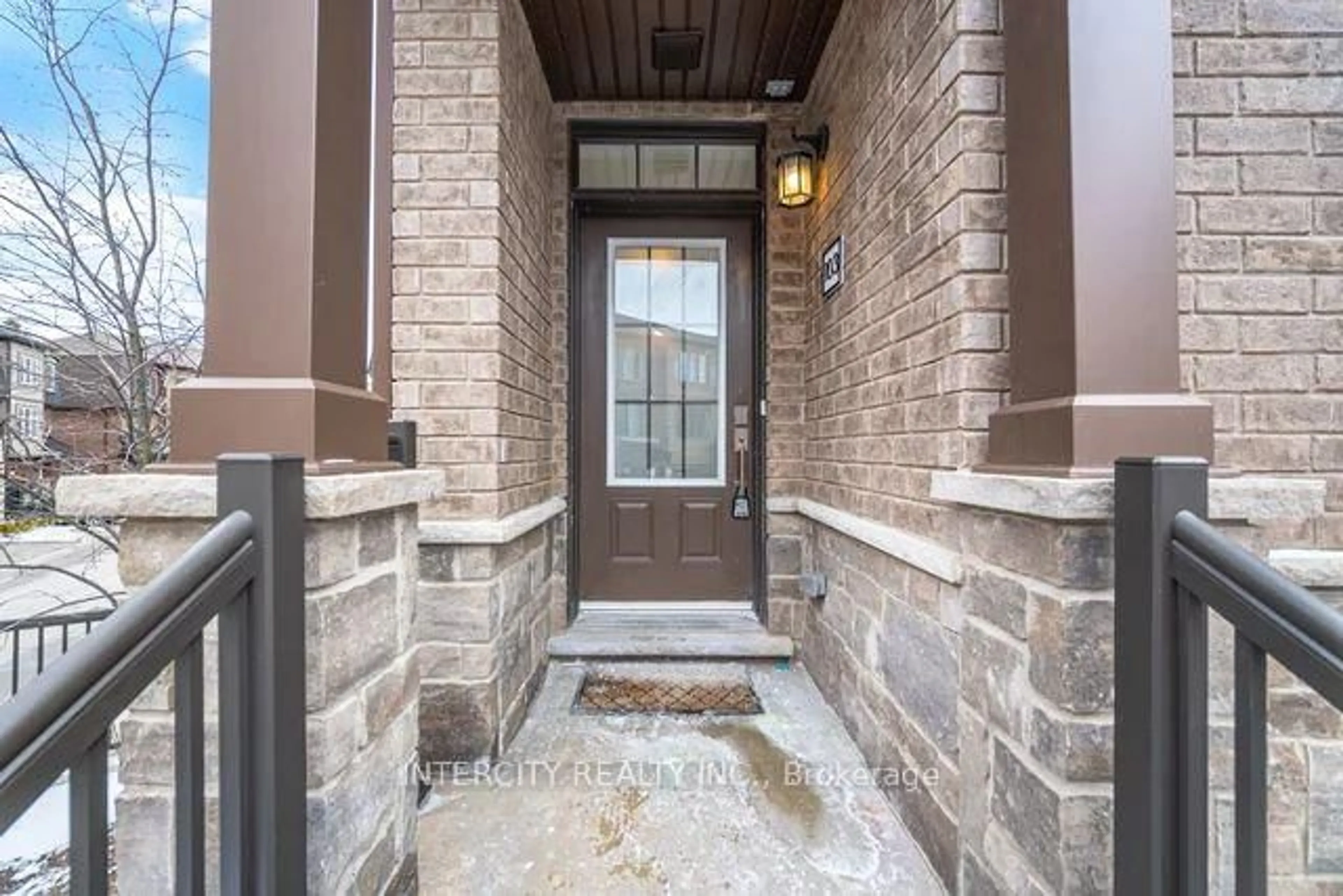 Indoor entryway for 445 Ontario St #103, Milton Ontario L9T 9K4