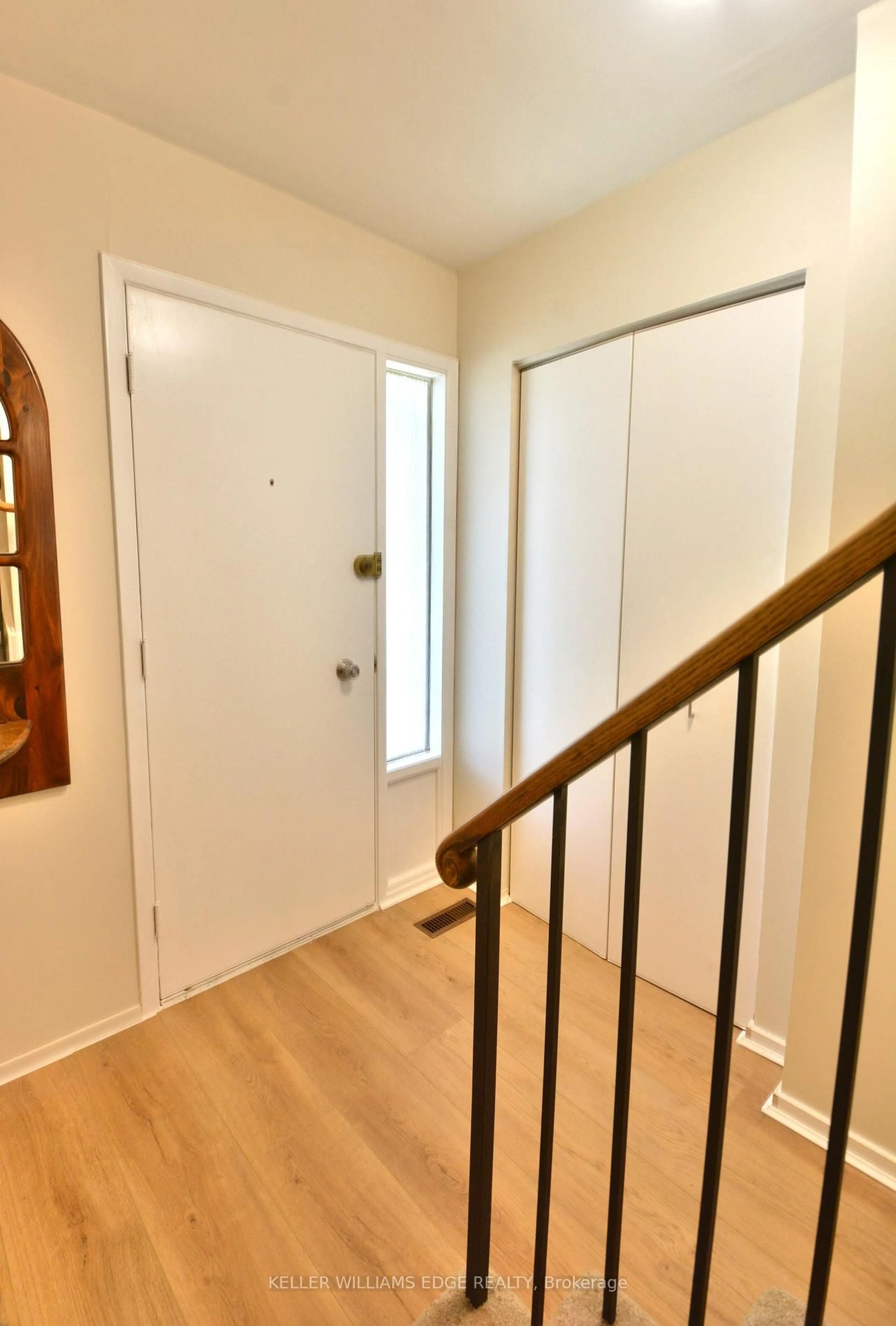 Indoor entryway for 562 Forestwood Cres, Burlington Ontario L7L 4K3