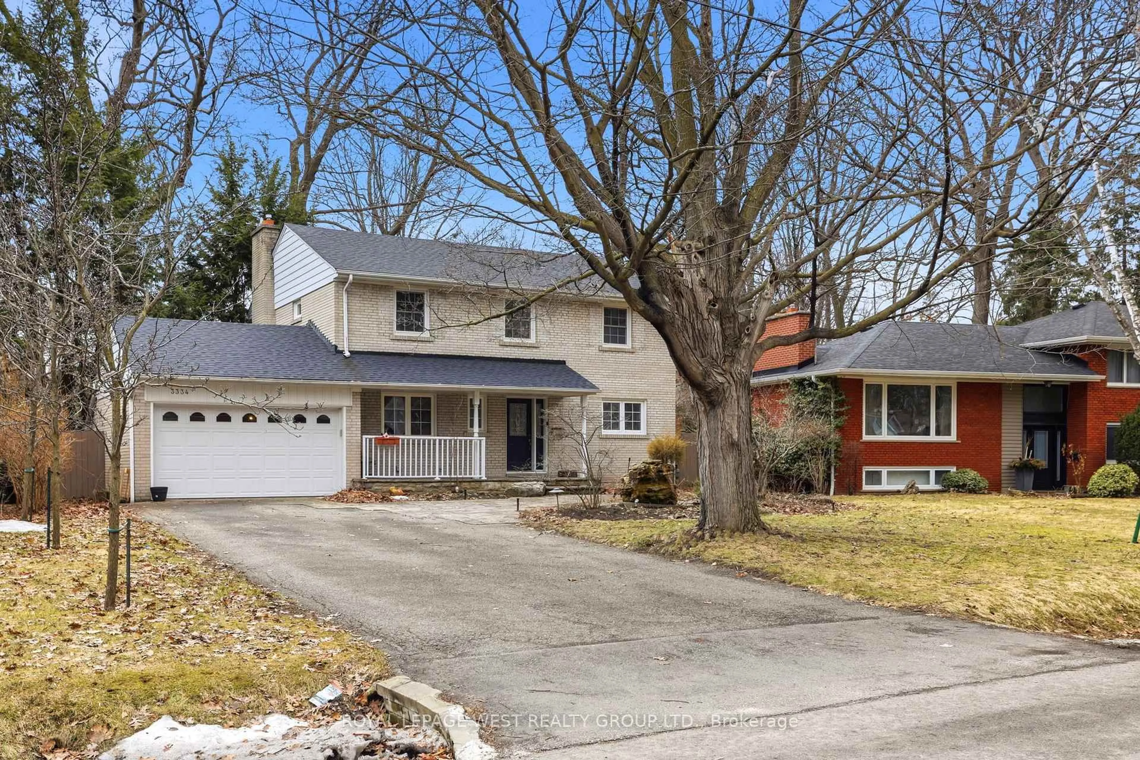 Home with vinyl exterior material, street for 3334 Enniskillen Circ, Mississauga Ontario L5C 2M8