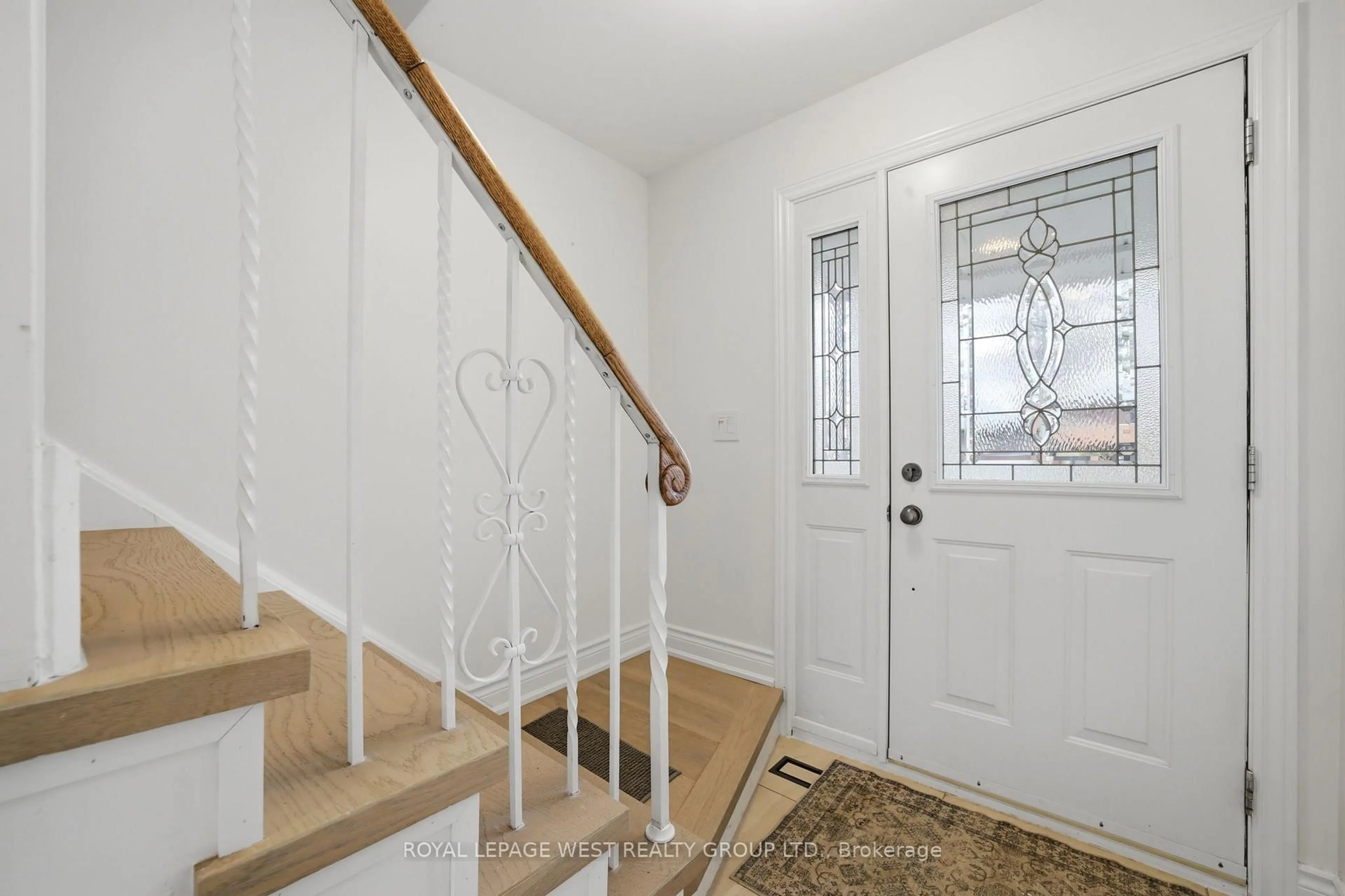 Indoor entryway for 3334 Enniskillen Circ, Mississauga Ontario L5C 2M8
