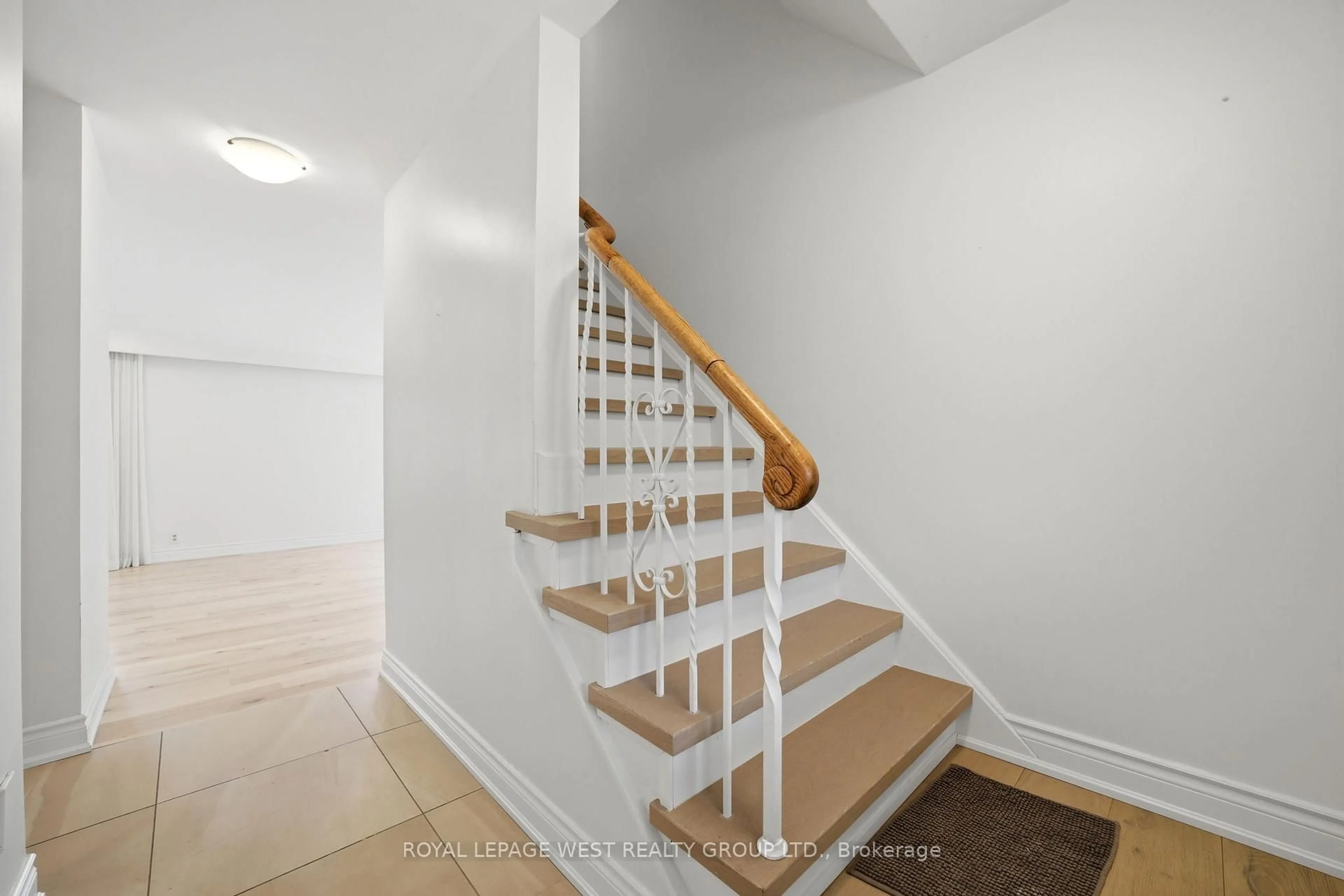 Stairs for 3334 Enniskillen Circ, Mississauga Ontario L5C 2M8