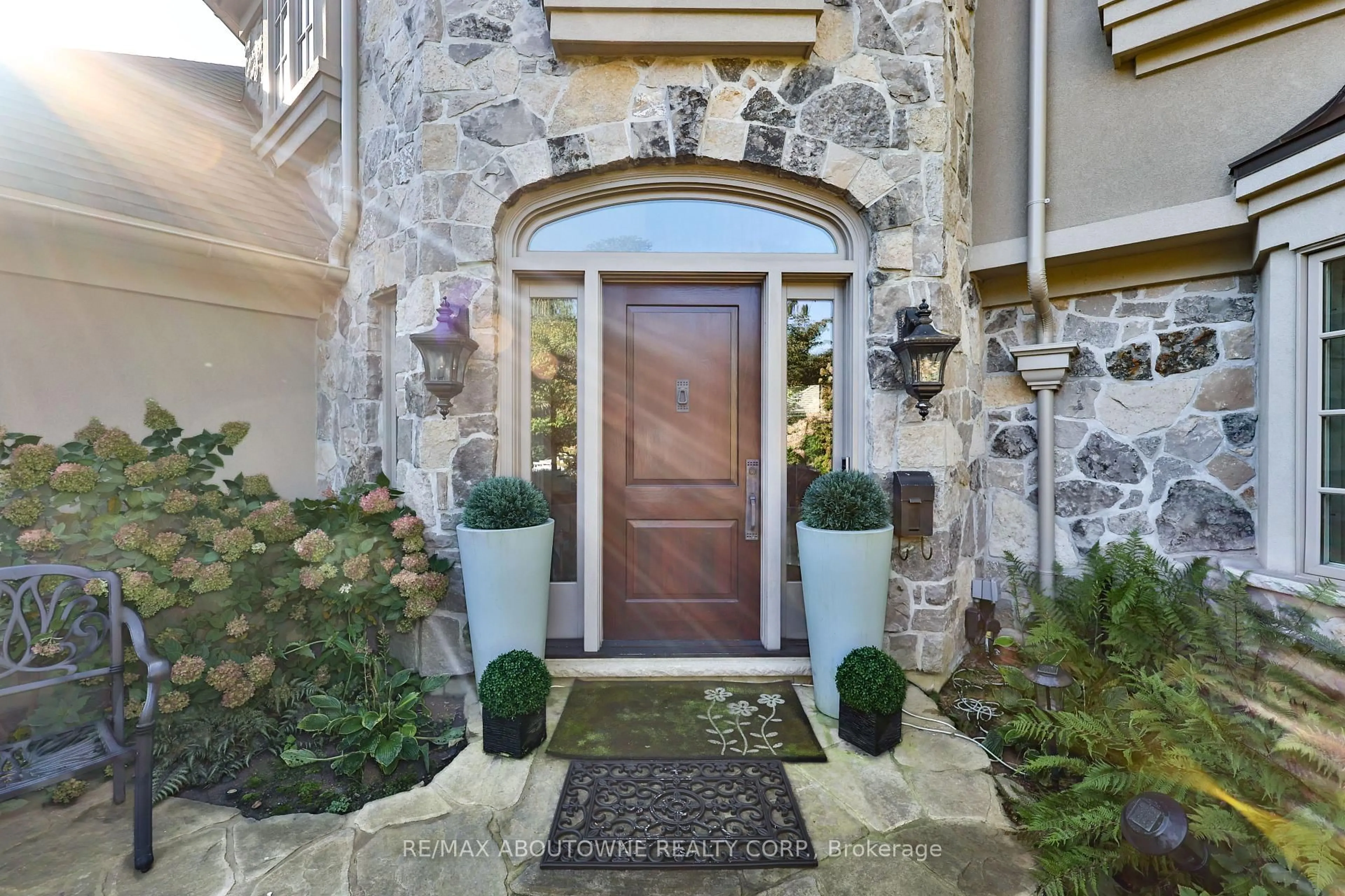 Indoor entryway for 342 Pomona Ave, Burlington Ontario L7N 1T5