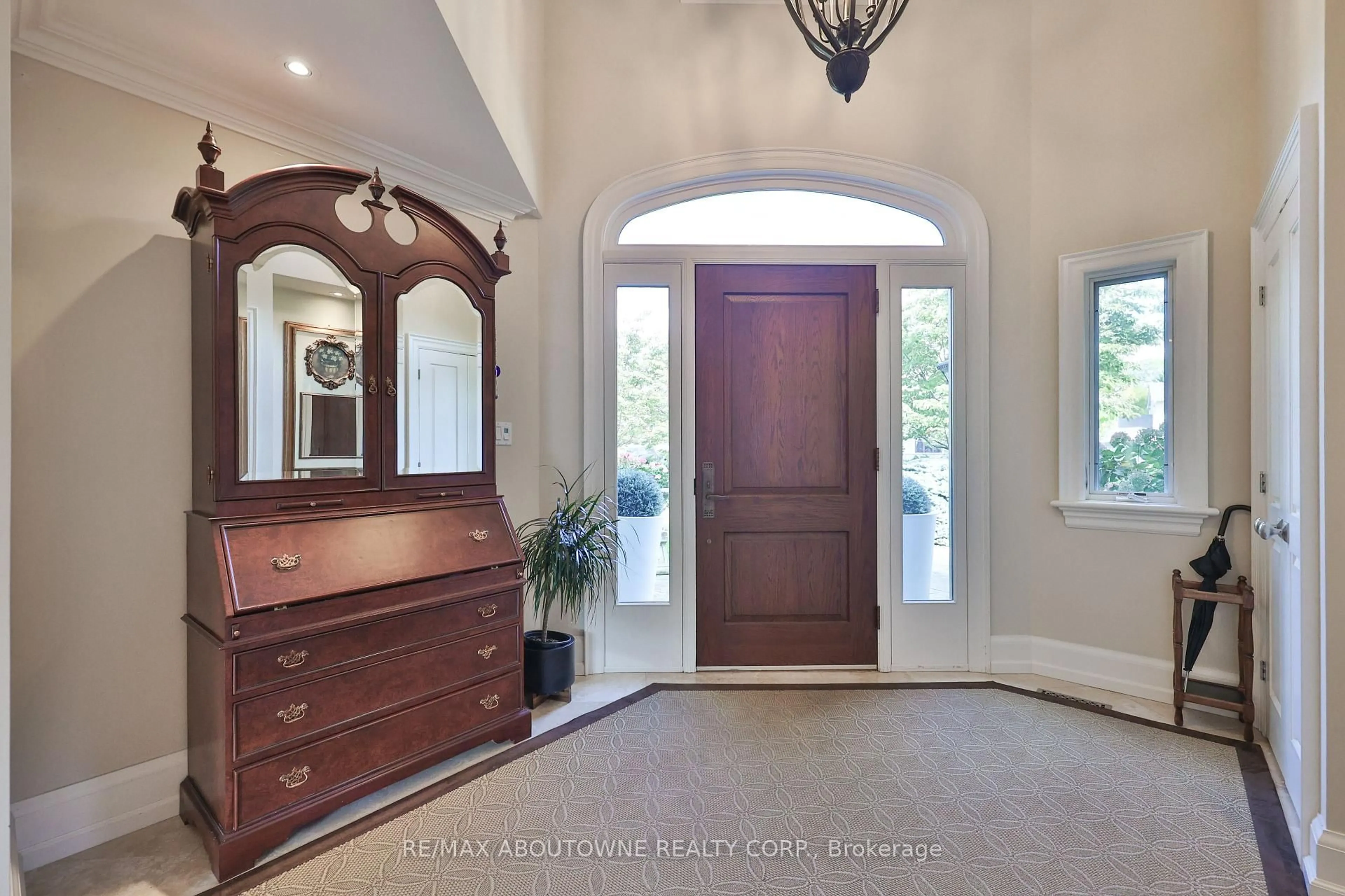 Indoor entryway for 342 Pomona Ave, Burlington Ontario L7N 1T5