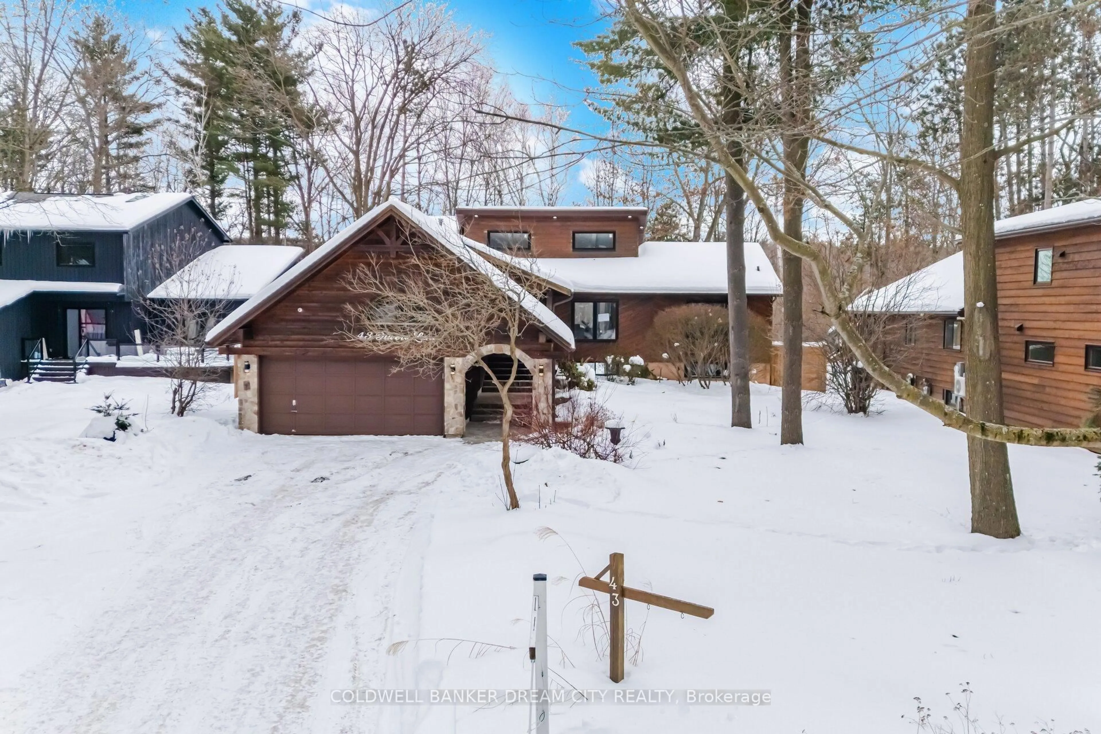 A pic from outside/outdoor area/front of a property/back of a property/a pic from drone, unknown for 43 Olivers Lane, Caledon Ontario L7C 1G5