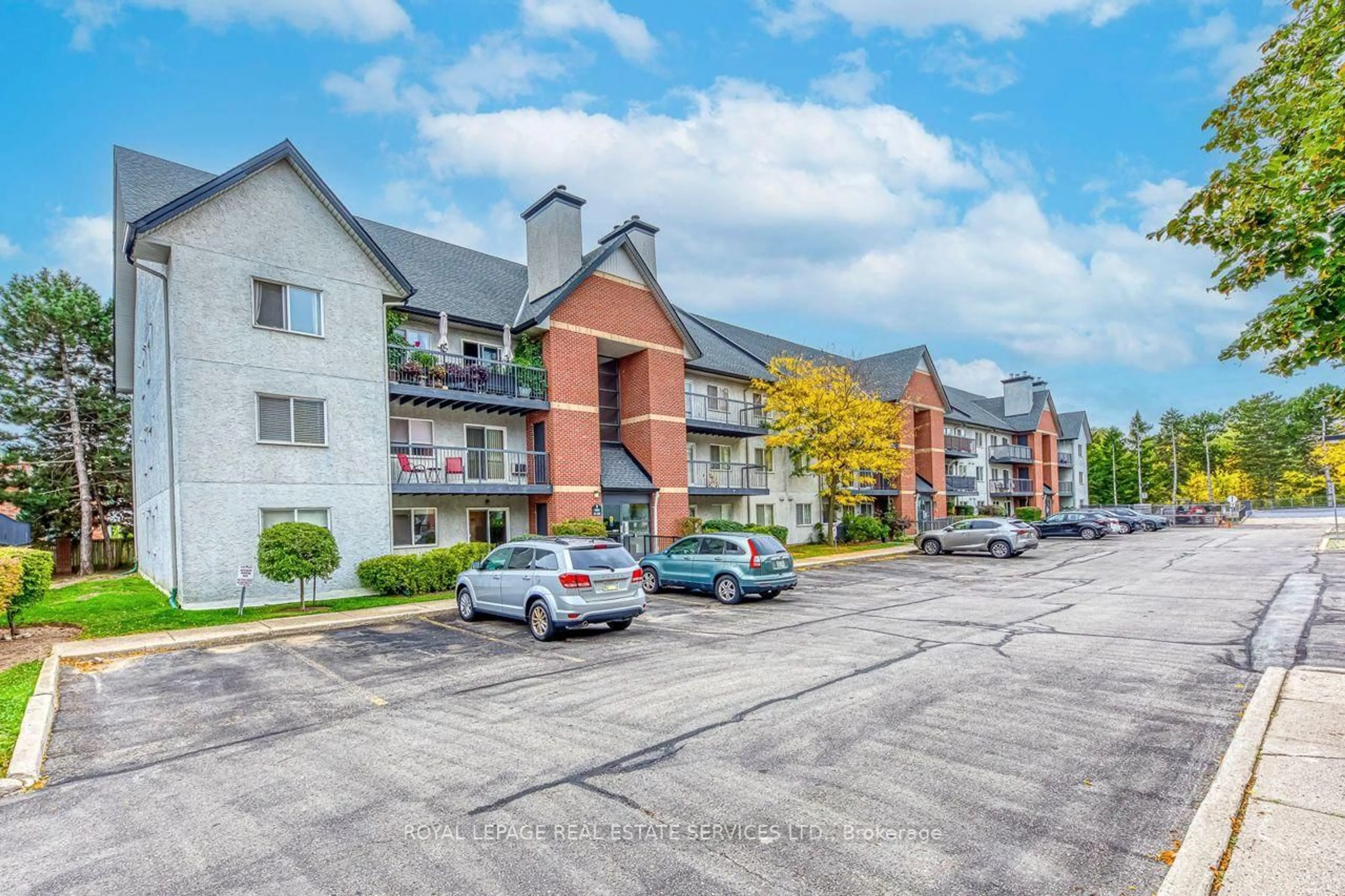 A pic from outside/outdoor area/front of a property/back of a property/a pic from drone, unknown for 1450 Glen Abbey Gate #911, Oakville Ontario L6M 2V7