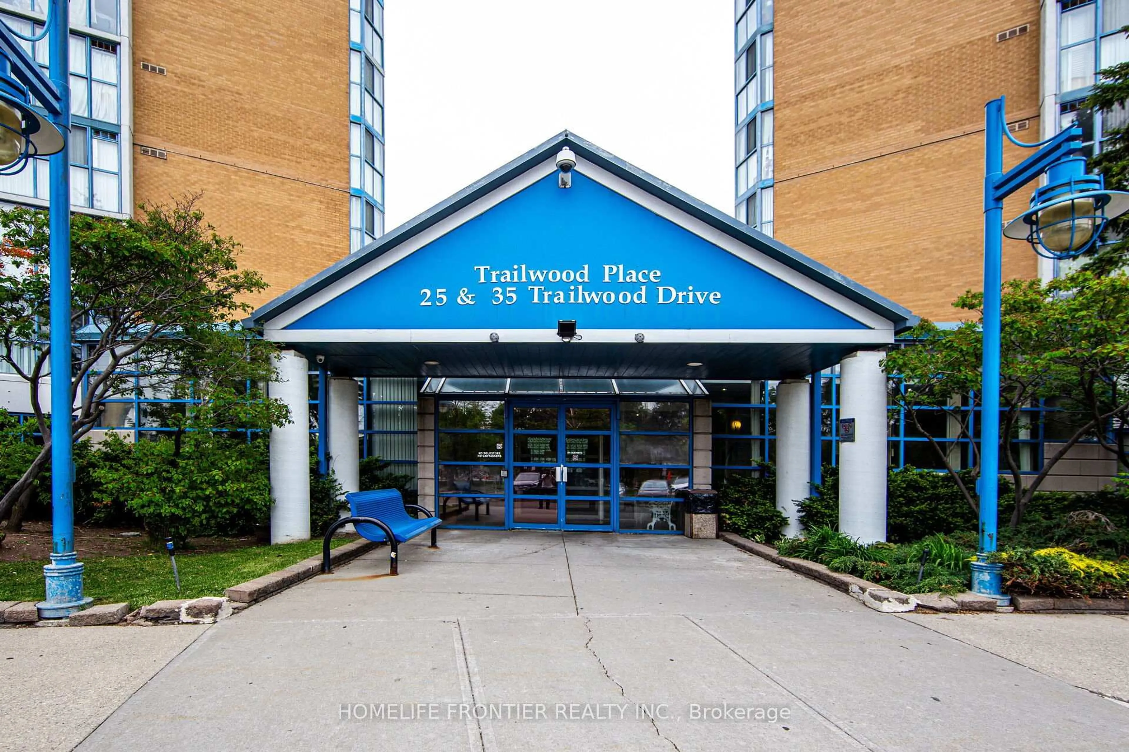Indoor foyer for 35 Trailwood Dr #1015, Mississauga Ontario L4Z 3L6