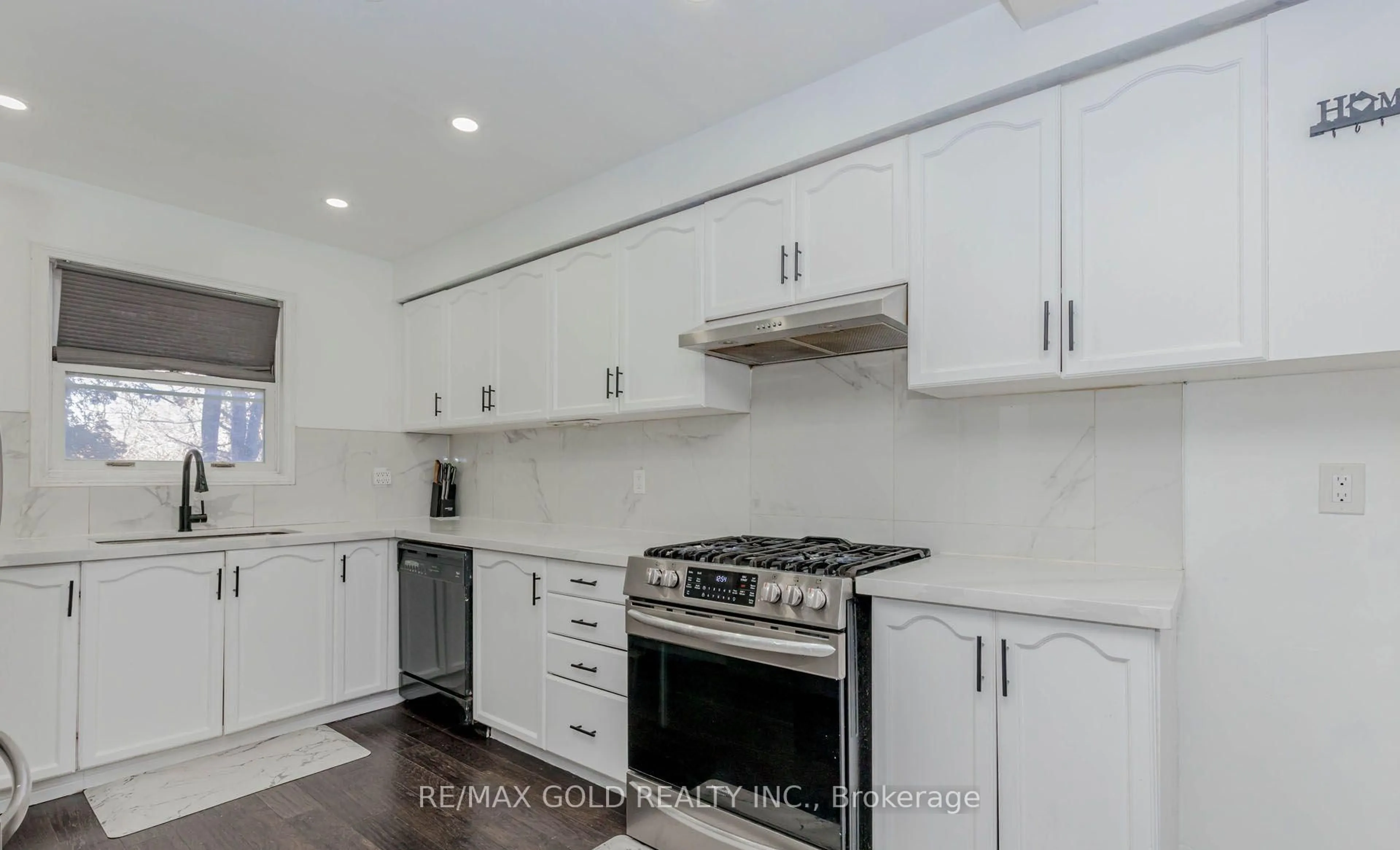 Open concept kitchen, ceramic/tile floor for 55 Desert Sand Dr, Brampton Ontario L6R 1V6