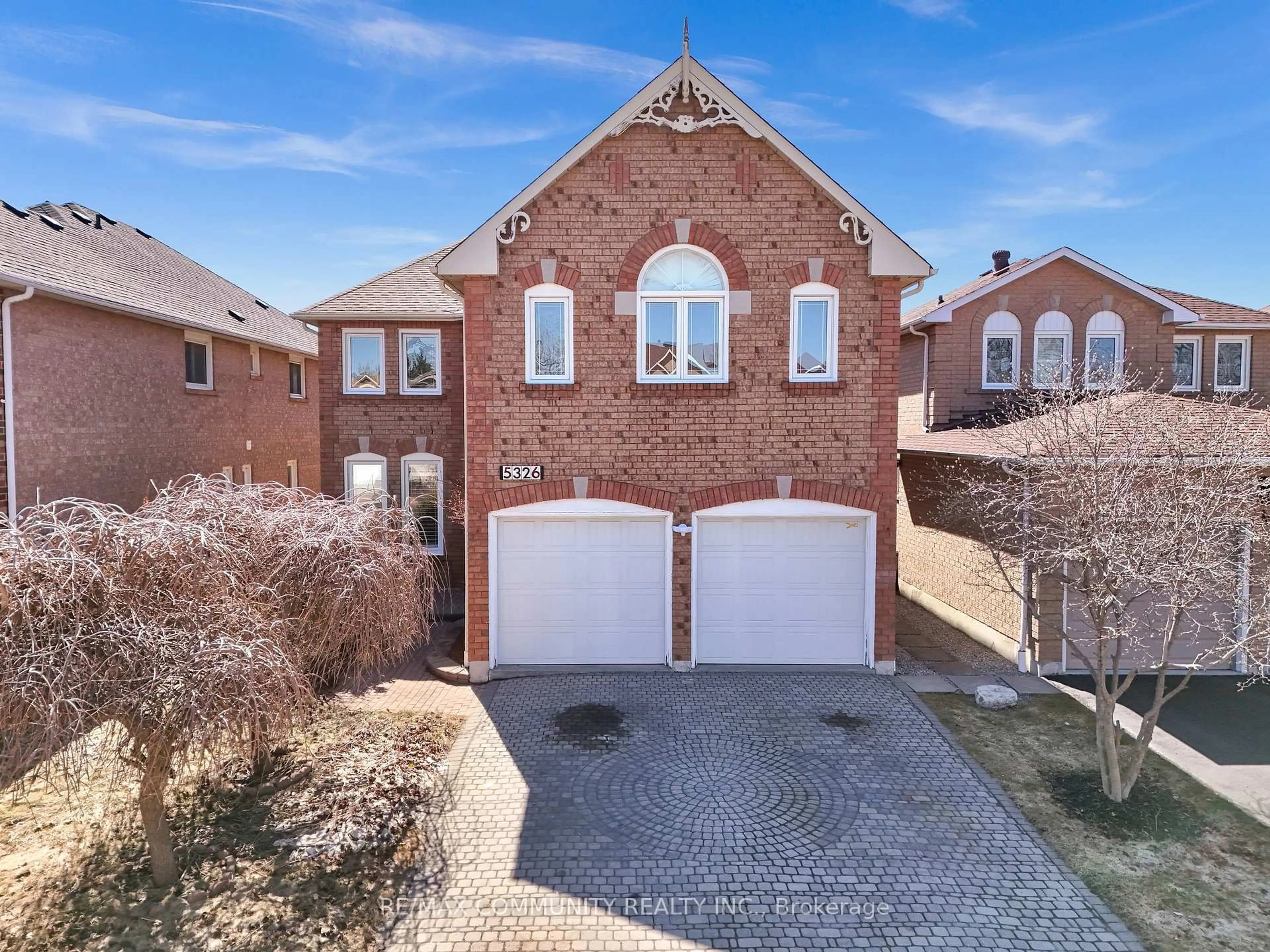 A pic from outside/outdoor area/front of a property/back of a property/a pic from drone, street for 5326 Segriff Dr, Mississauga Ontario L5V 1N9