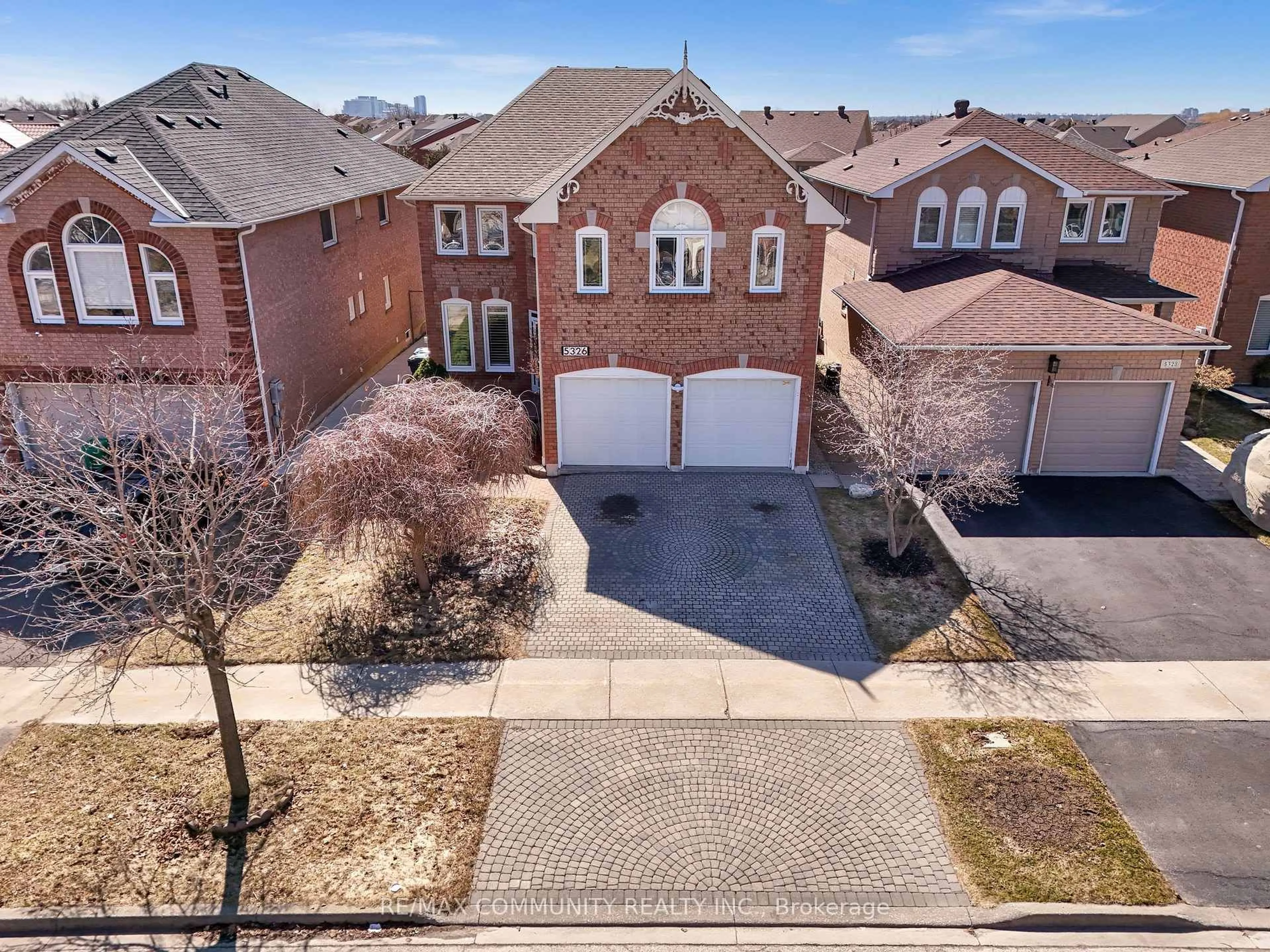 A pic from outside/outdoor area/front of a property/back of a property/a pic from drone, street for 5326 Segriff Dr, Mississauga Ontario L5V 1N9