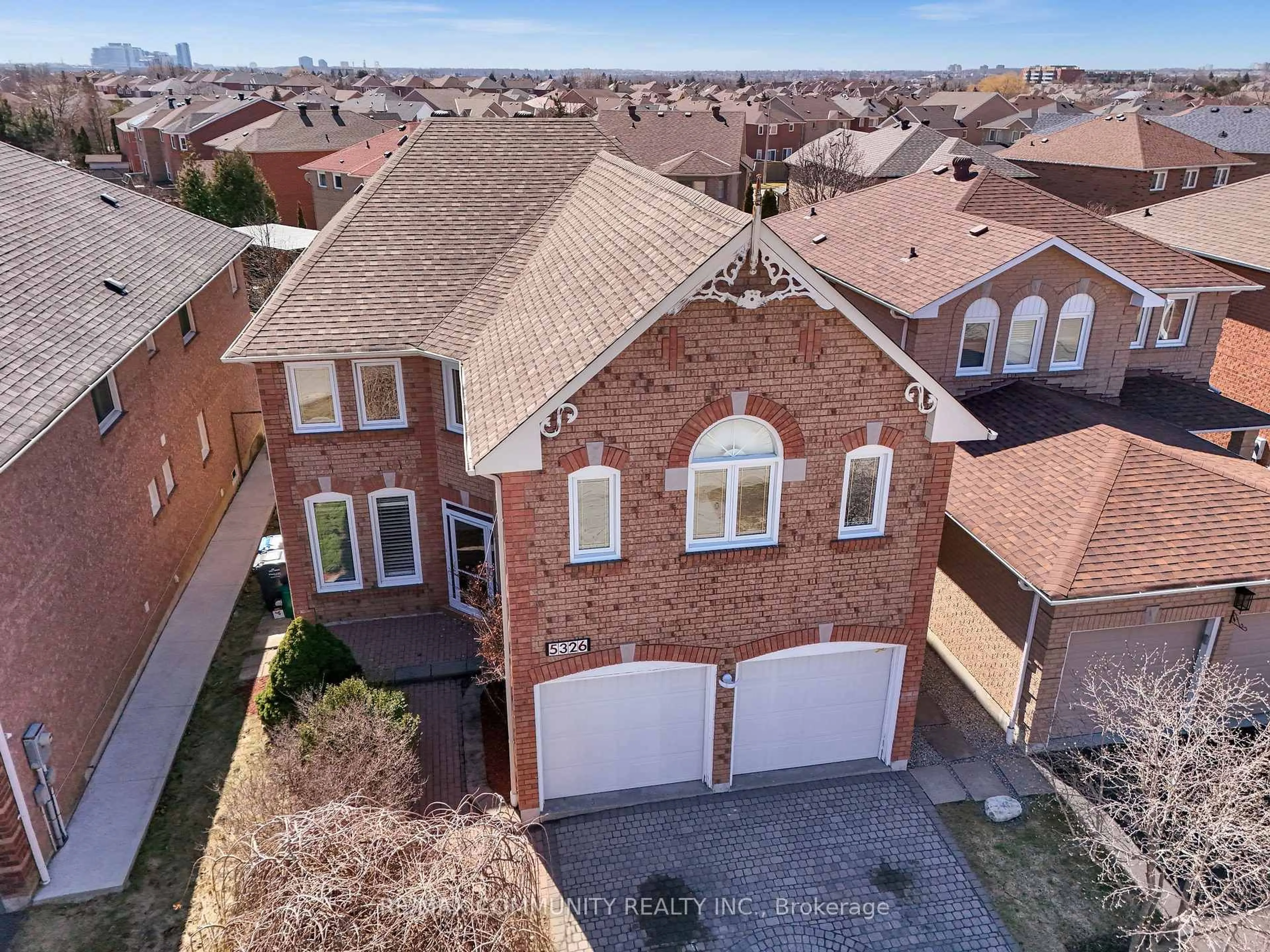 A pic from outside/outdoor area/front of a property/back of a property/a pic from drone, street for 5326 Segriff Dr, Mississauga Ontario L5V 1N9