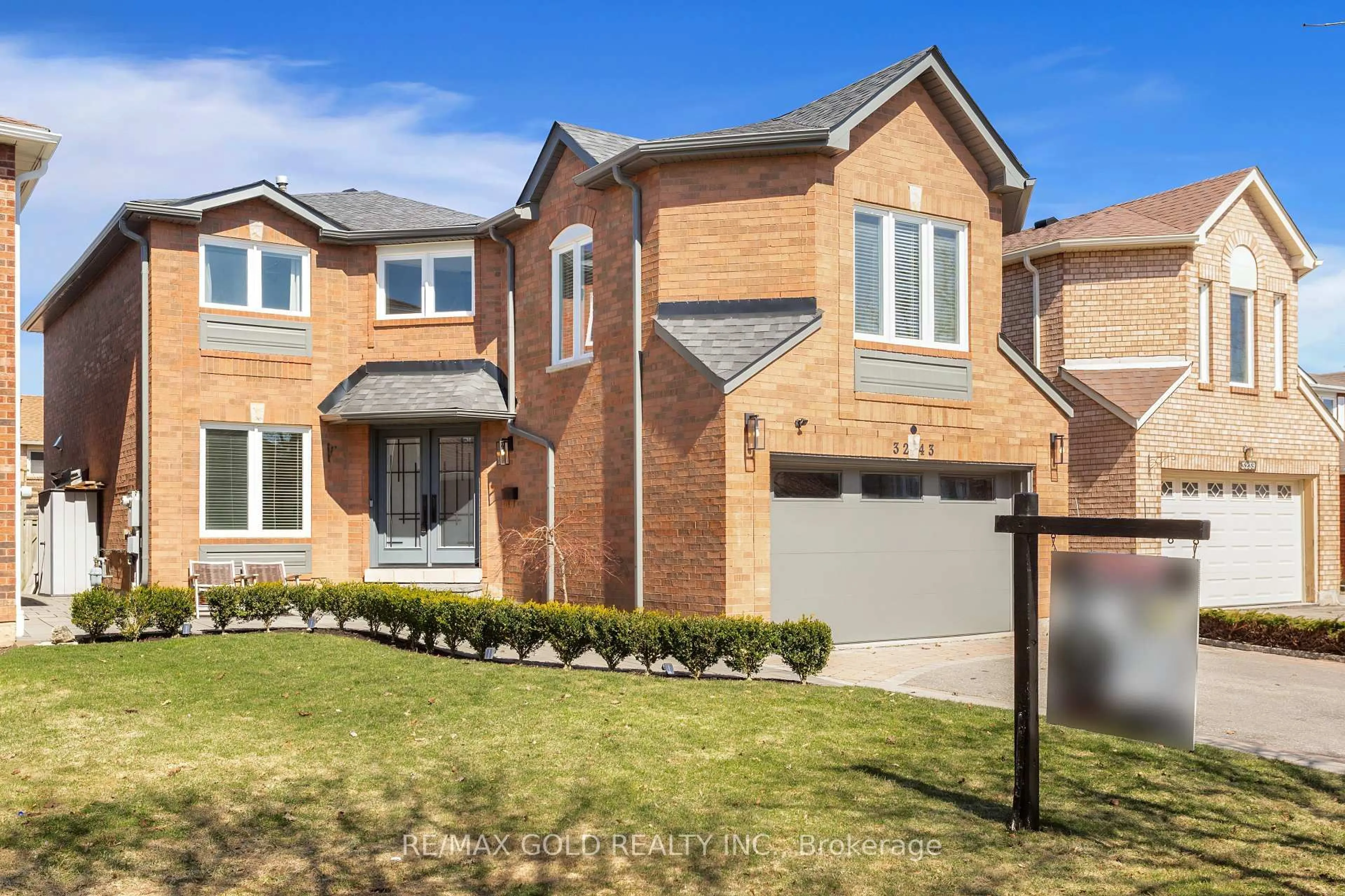 Home with brick exterior material, street for 3243 Dovetail Mews, Mississauga Ontario L5L 5G8