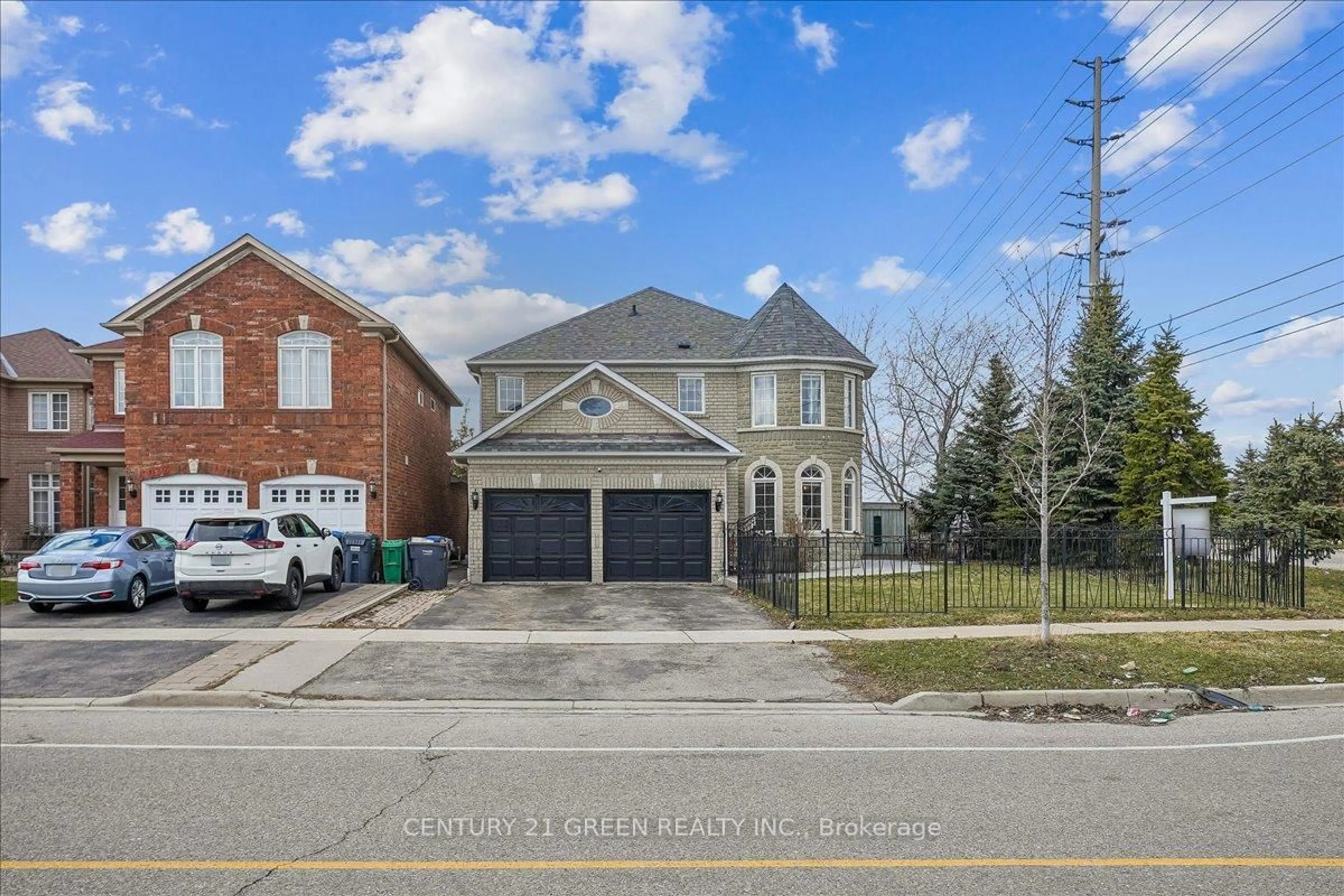 A pic from outside/outdoor area/front of a property/back of a property/a pic from drone, street for 1031 Blueheron Blvd, Mississauga Ontario L5V 2J8