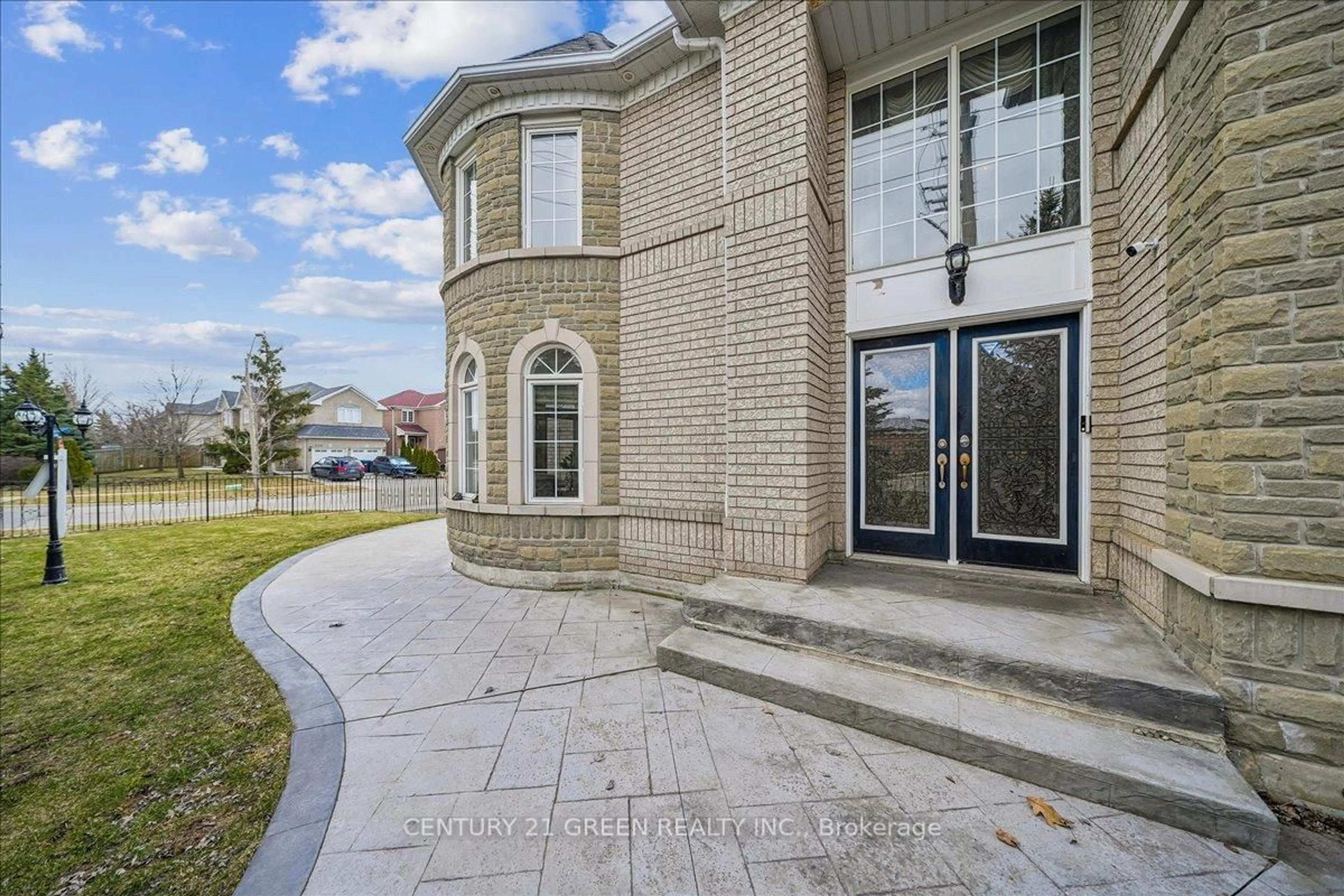 Home with brick exterior material, street for 1031 Blueheron Blvd, Mississauga Ontario L5V 2J8