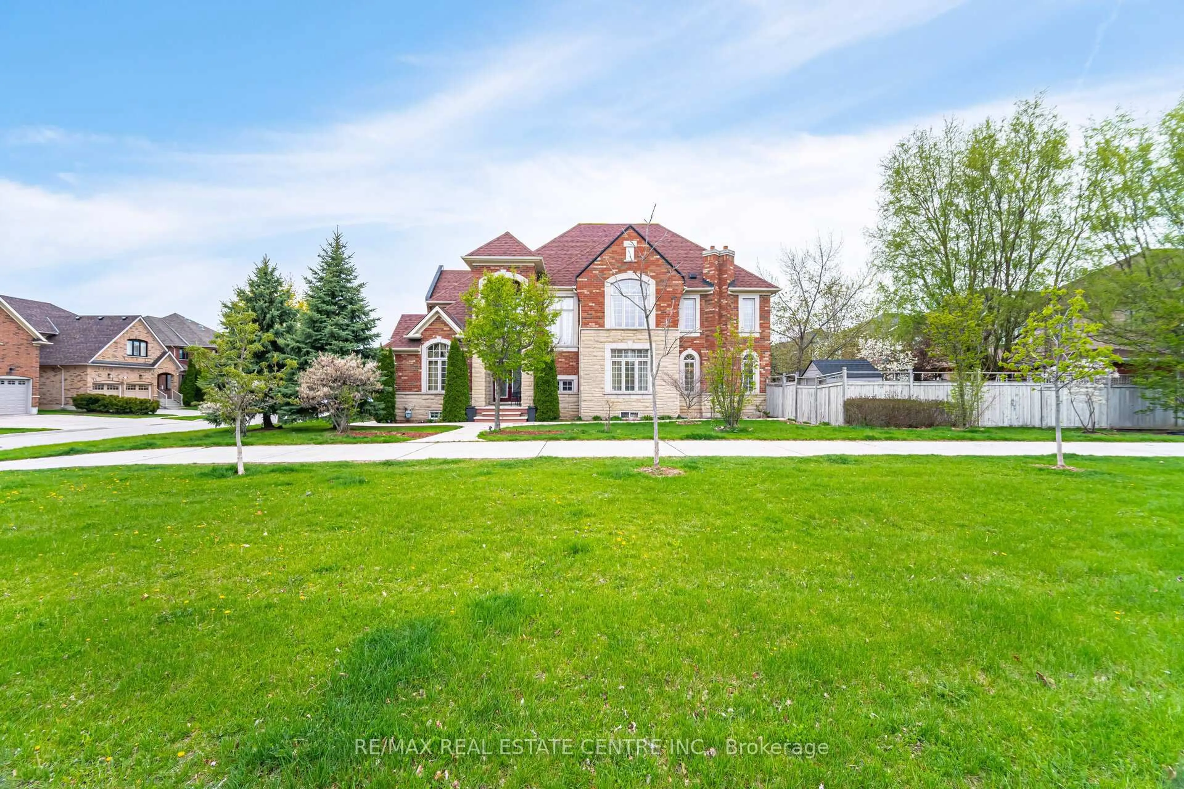 A pic from outside/outdoor area/front of a property/back of a property/a pic from drone, street for 3401 Hideaway Pl, Mississauga Ontario L5M 0A7