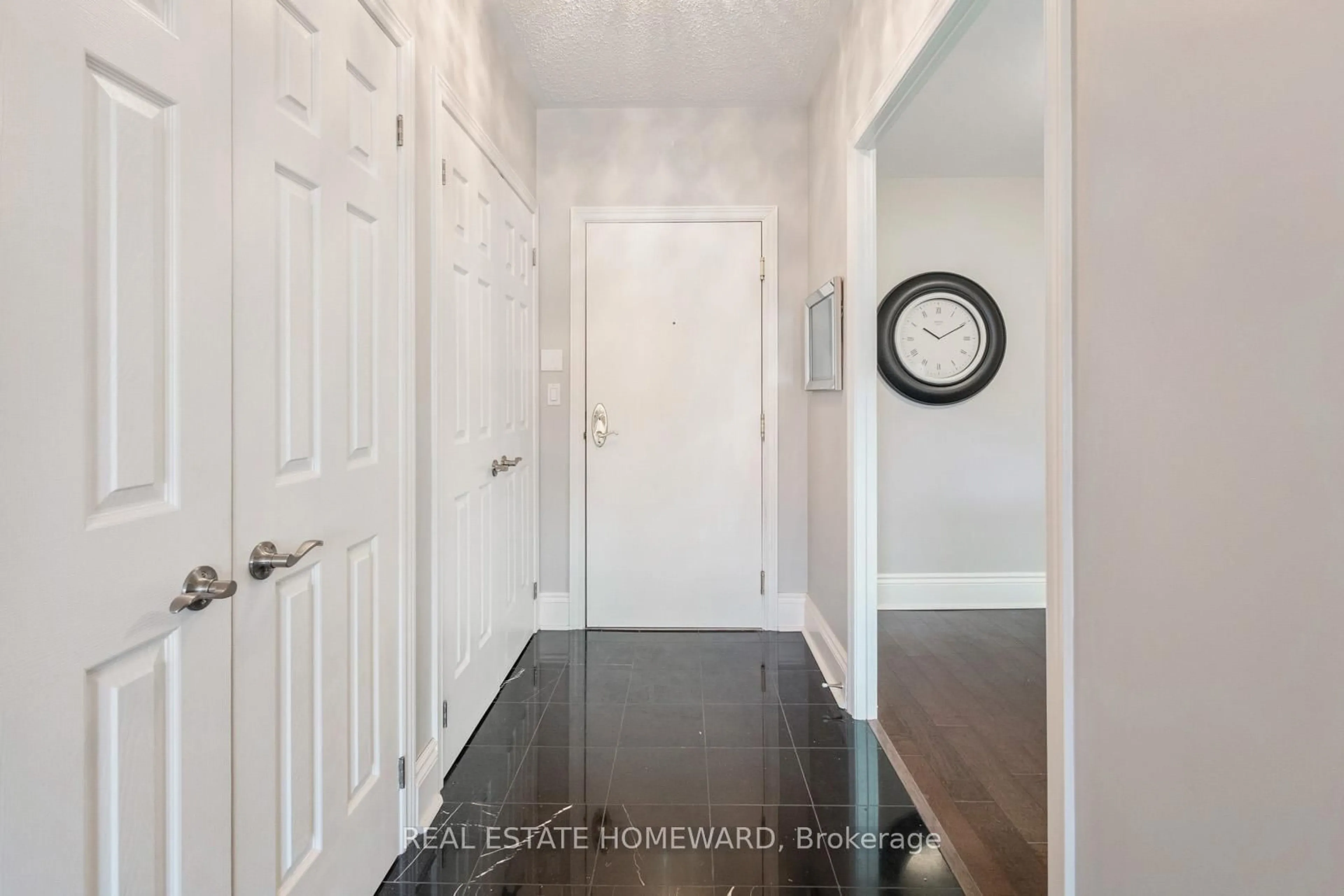 Indoor entryway for 3085 Bloor St #312, Toronto Ontario M8X 1C9