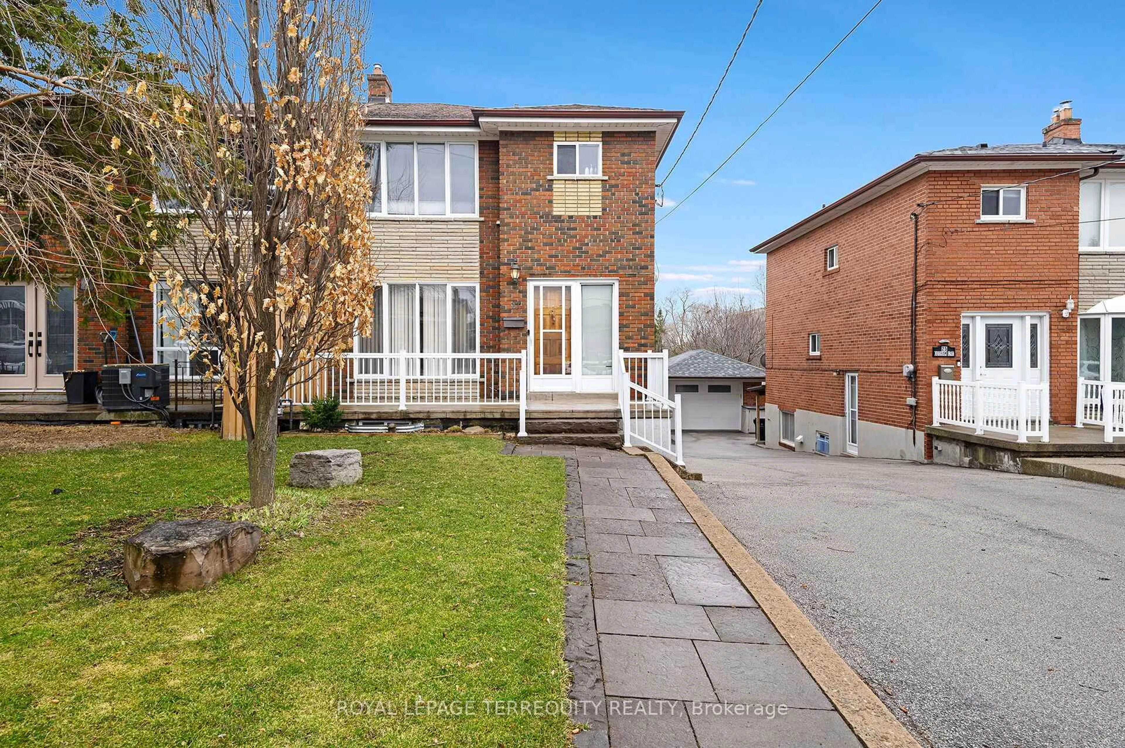 A pic from outside/outdoor area/front of a property/back of a property/a pic from drone, street for 27 Gotham Crt, Toronto Ontario M6M 2N9