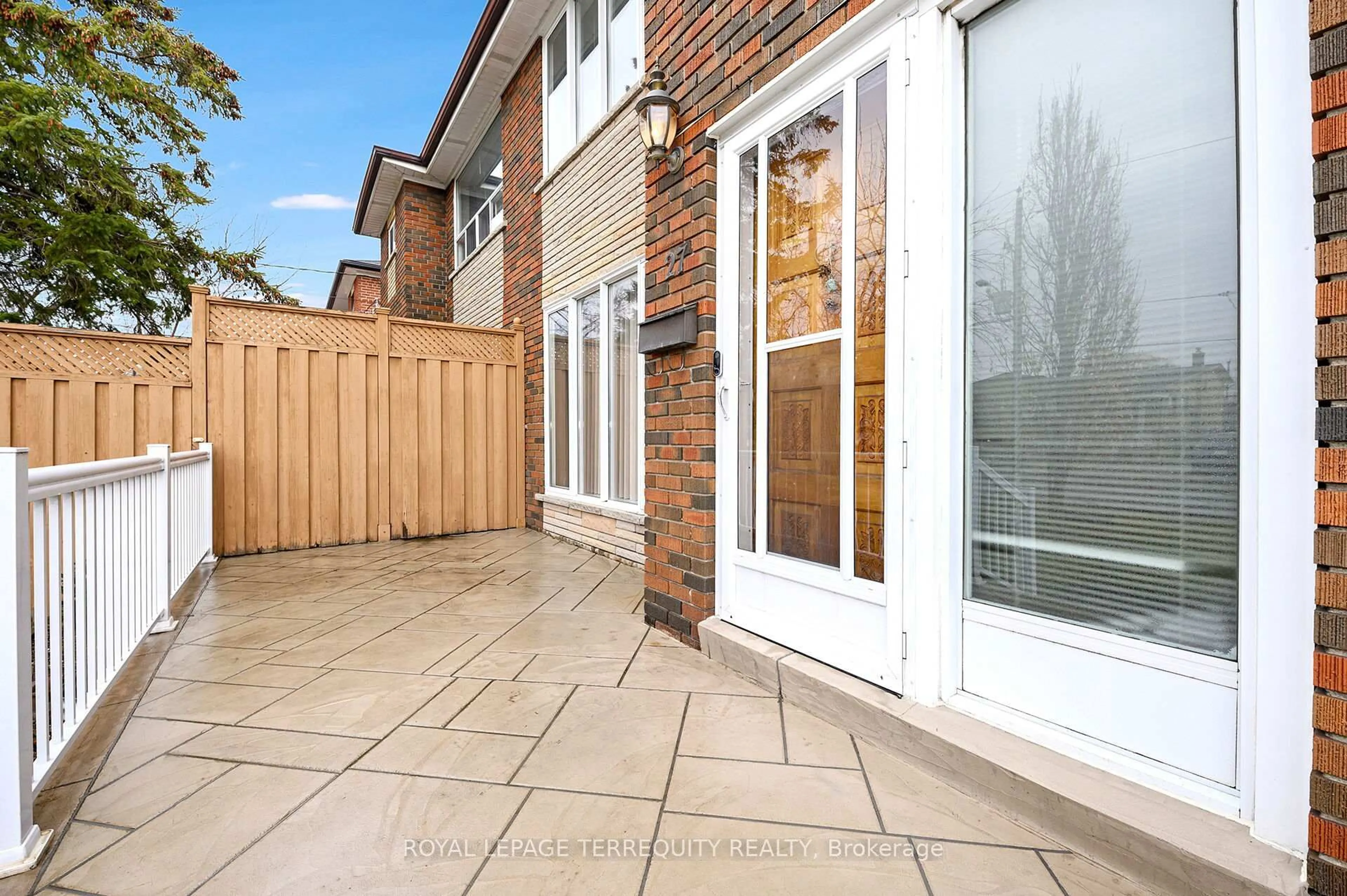 Patio, street for 27 Gotham Crt, Toronto Ontario M6M 2N9