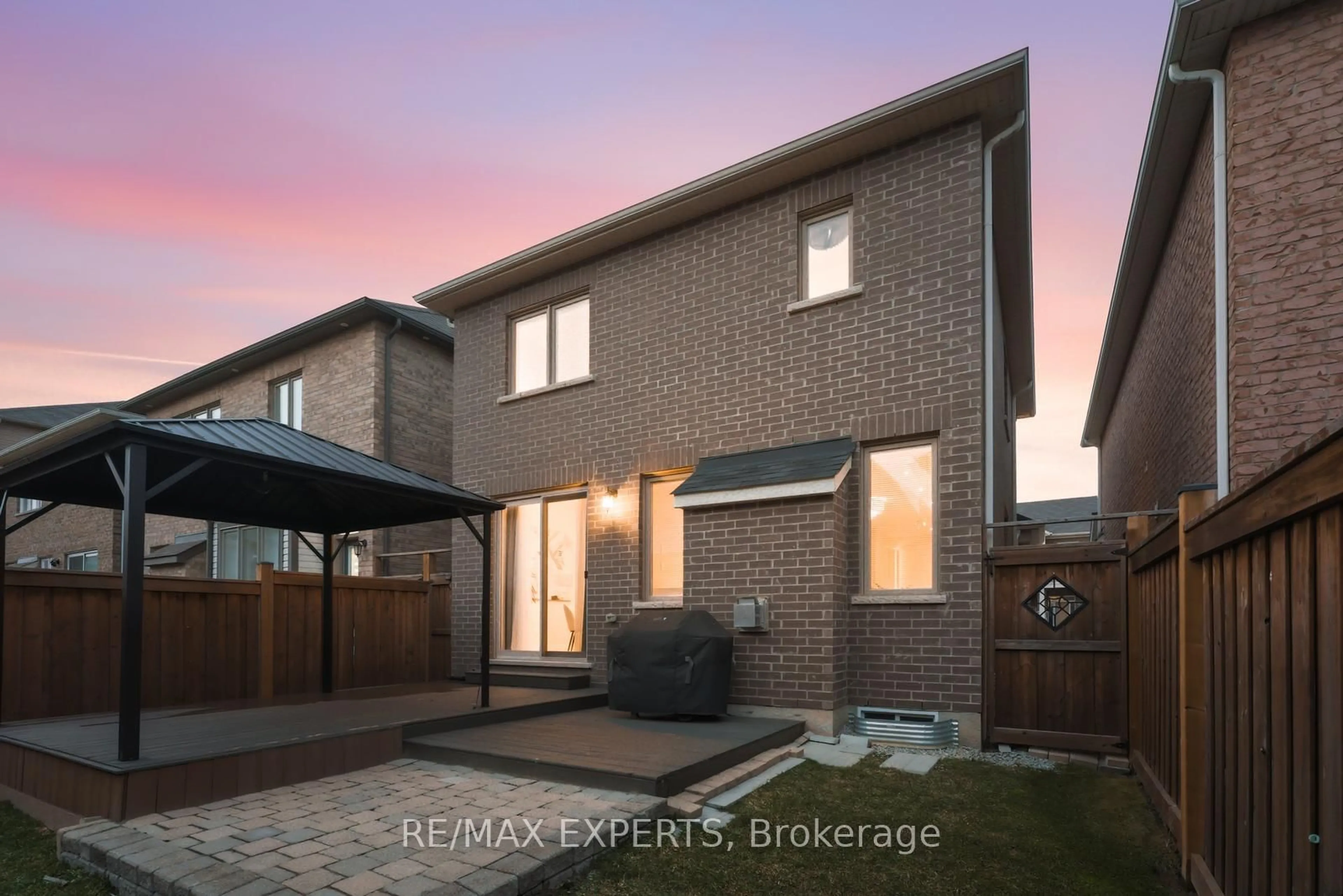 A pic from outside/outdoor area/front of a property/back of a property/a pic from drone, street for 1254 Sweetfern Cres, Milton Ontario L9E 1M1