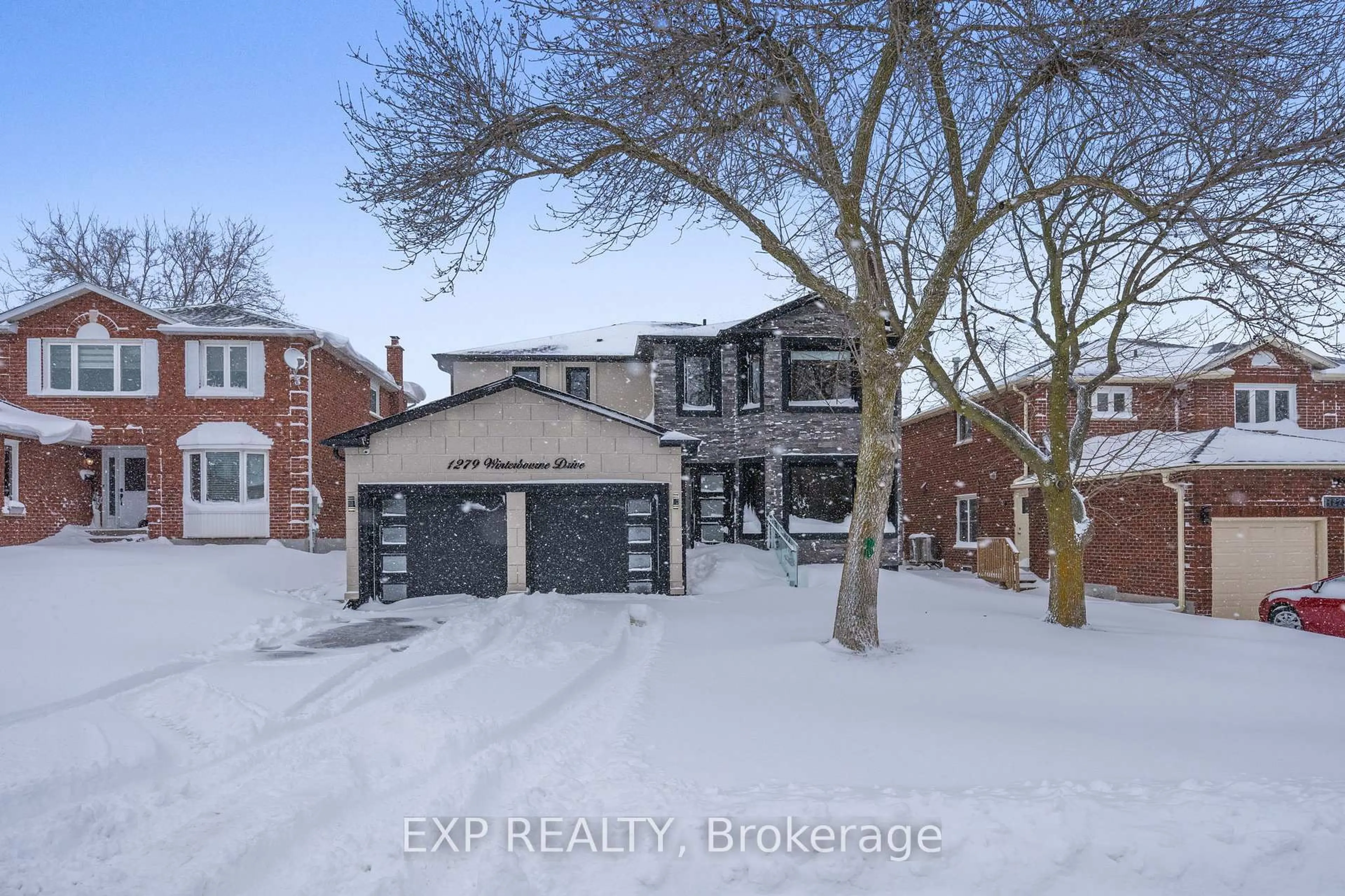 A pic from outside/outdoor area/front of a property/back of a property/a pic from drone, street for 1279 Winterbourne Dr, Oakville Ontario L6J 7E4