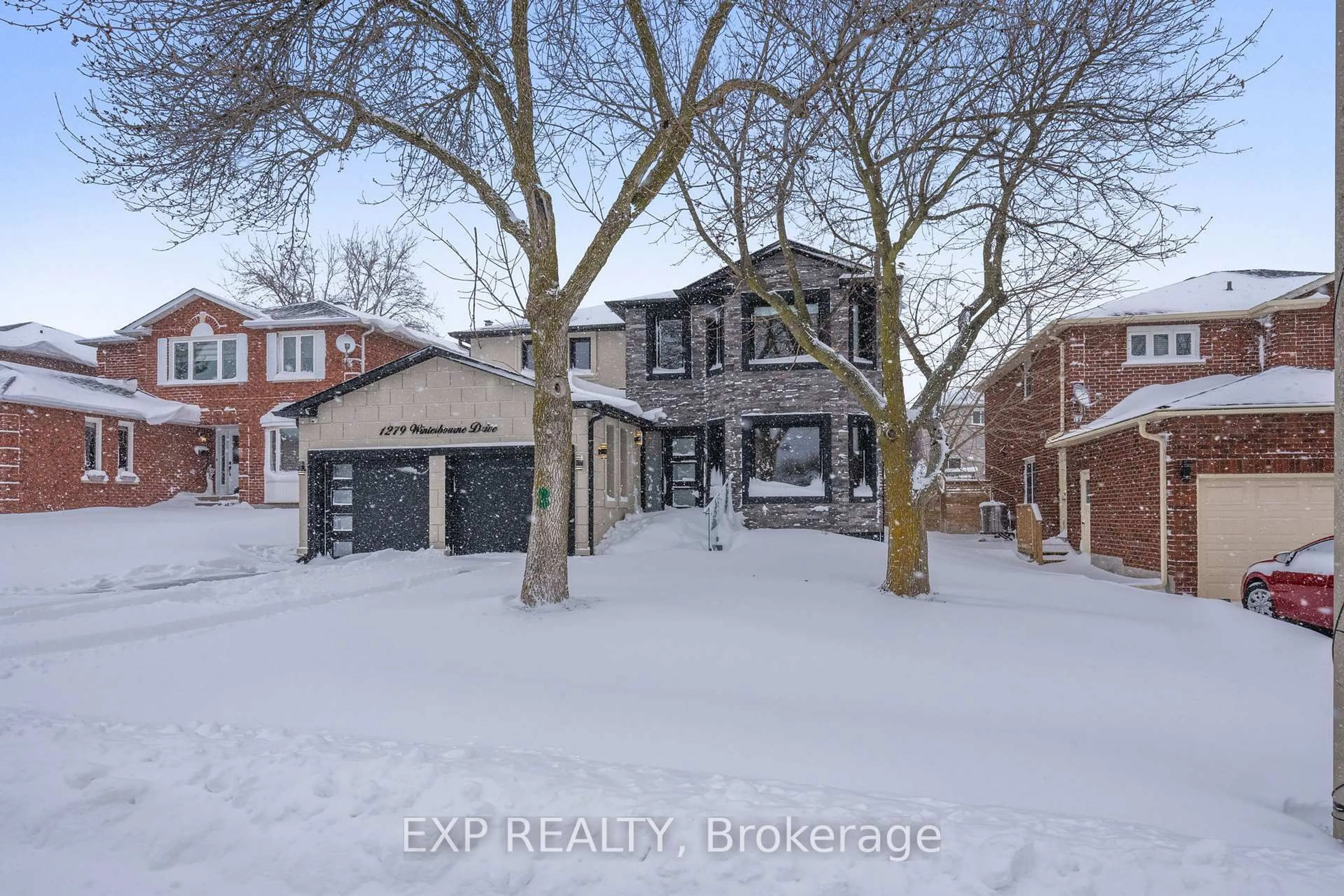 A pic from outside/outdoor area/front of a property/back of a property/a pic from drone, street for 1279 Winterbourne Dr, Oakville Ontario L6J 7E4