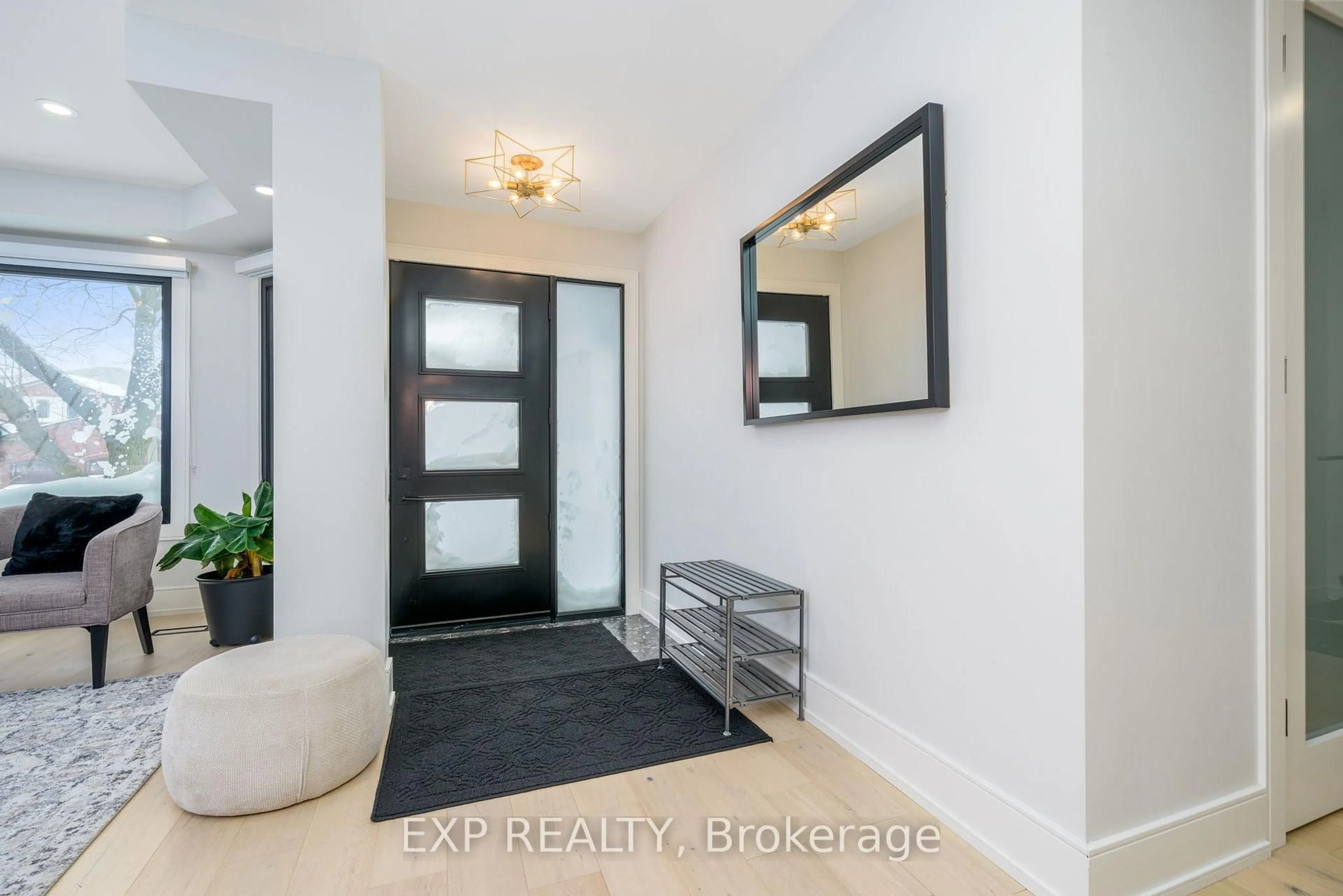 Indoor entryway for 1279 Winterbourne Dr, Oakville Ontario L6J 7E4