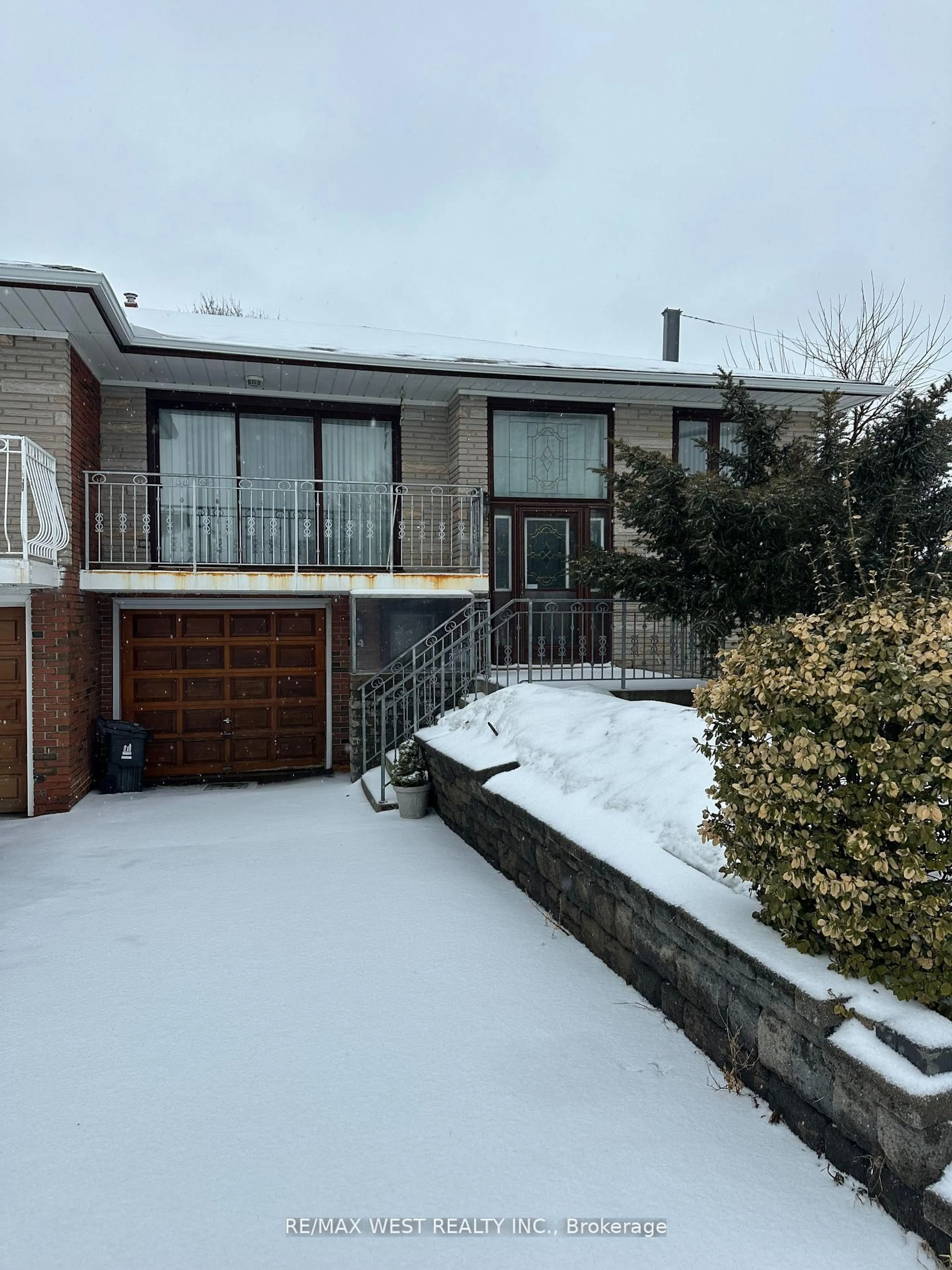 A pic from outside/outdoor area/front of a property/back of a property/a pic from drone, street for 74 Elana Dr, Toronto Ontario M3N 2C2