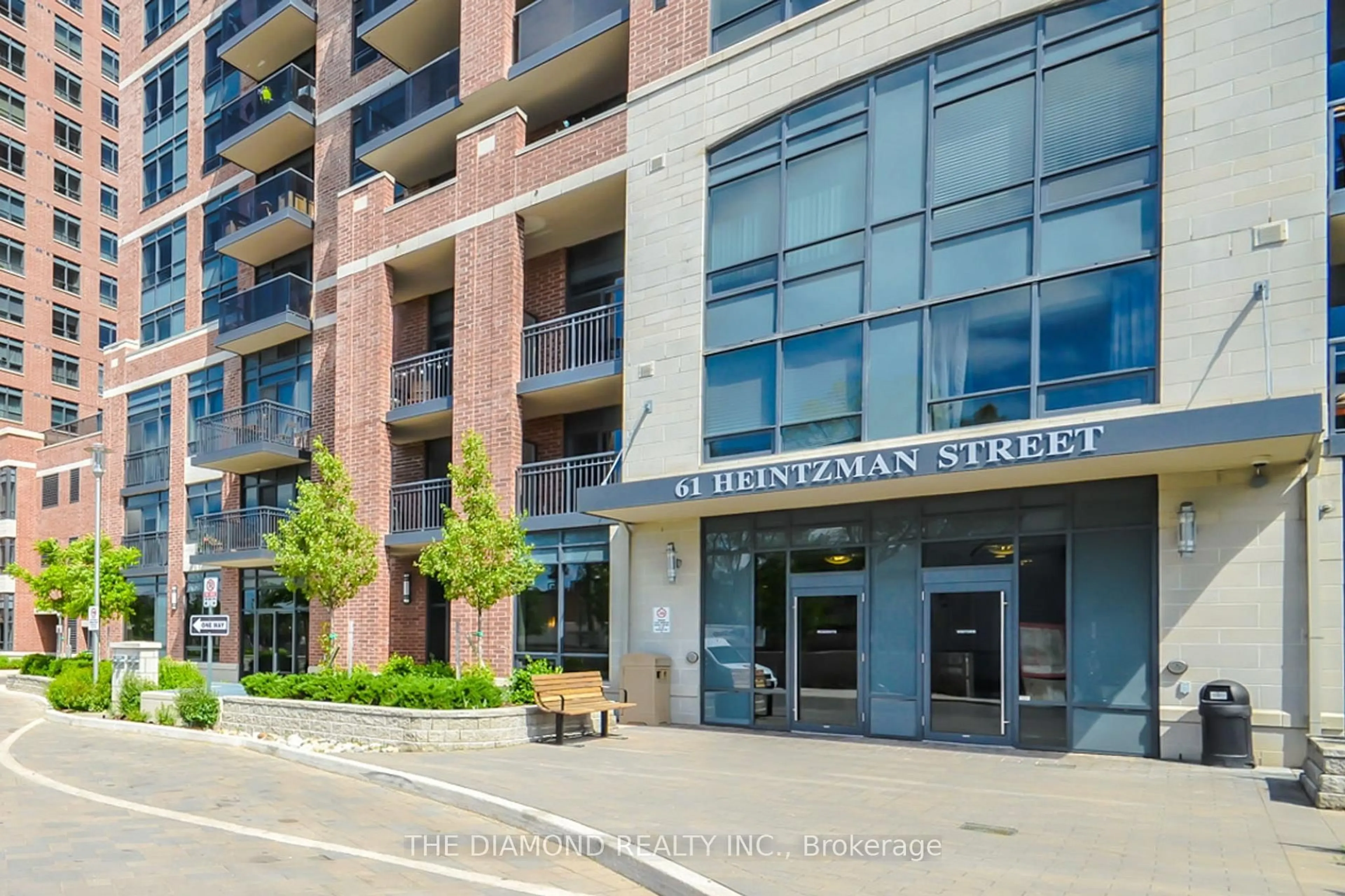 Indoor foyer for 61 Heintzman St #1501, Toronto Ontario M6P 5A2