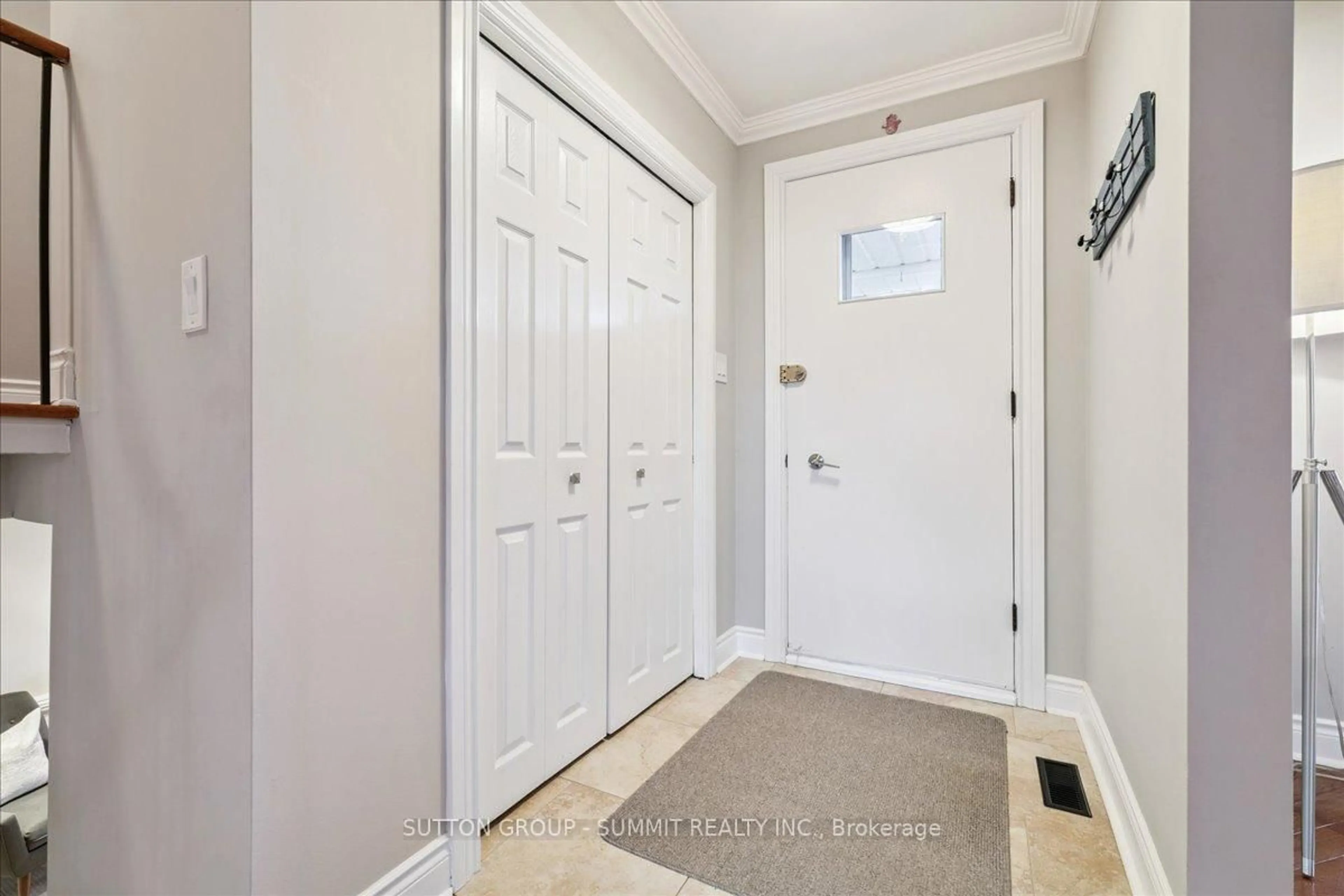 Indoor entryway for 319 Erindale Dr, Burlington Ontario L7L 4T3