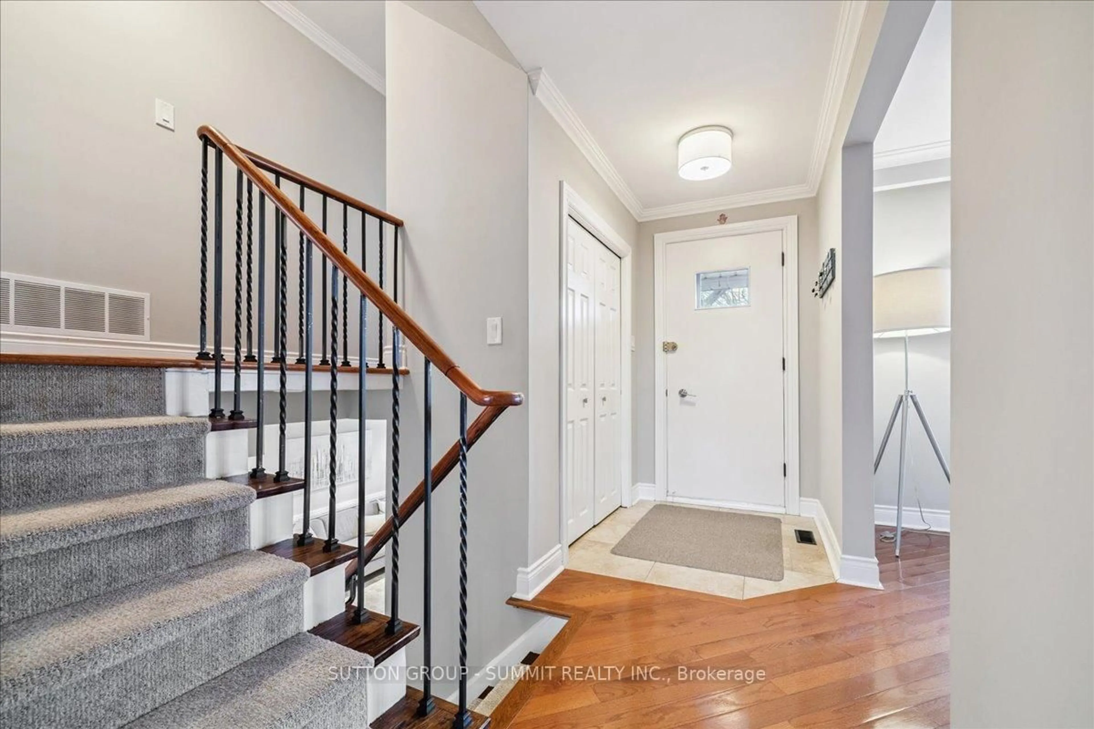 Indoor entryway for 319 Erindale Dr, Burlington Ontario L7L 4T3