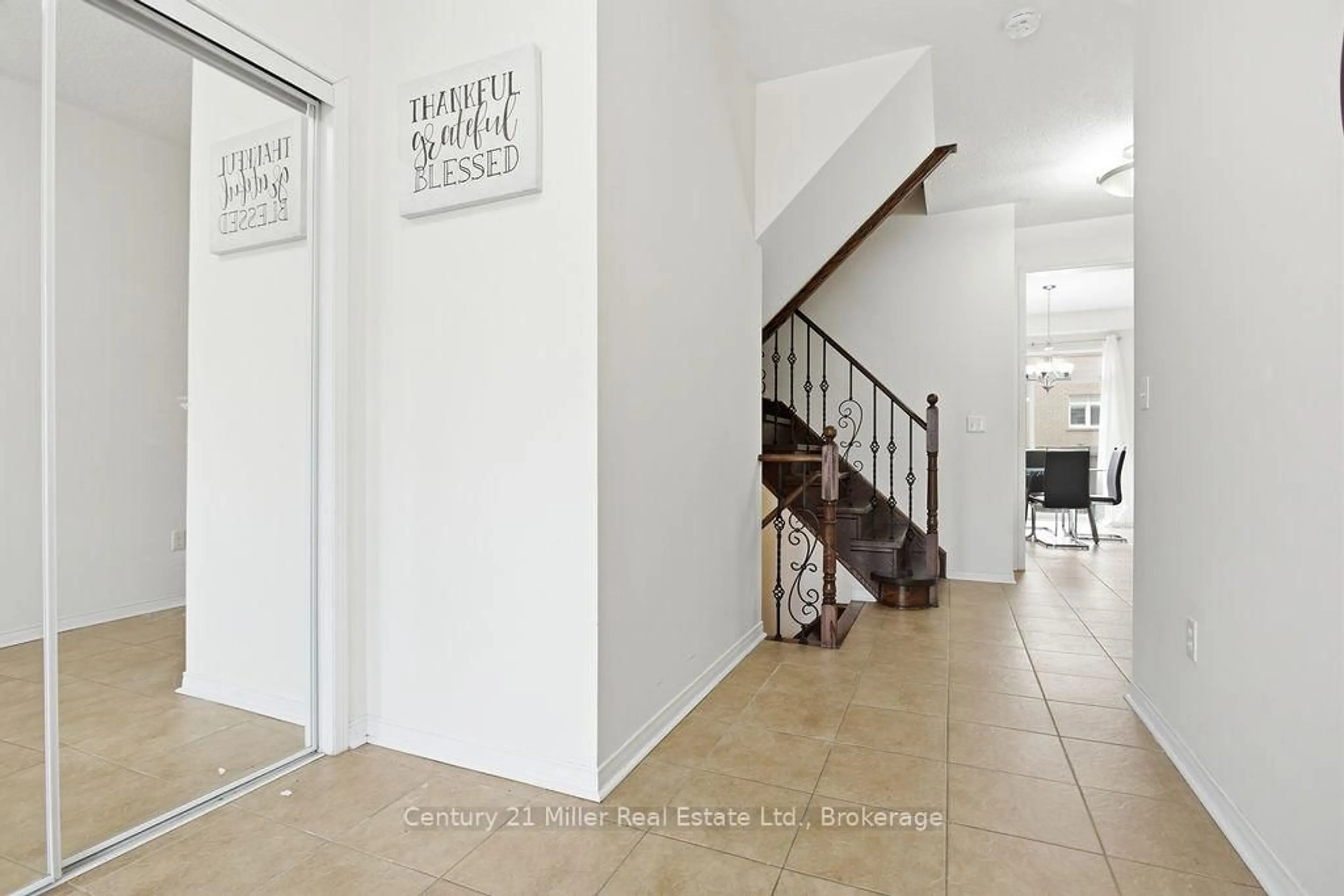 Indoor foyer for 4827 Columbus Dr, Burlington Ontario L7M 0J4