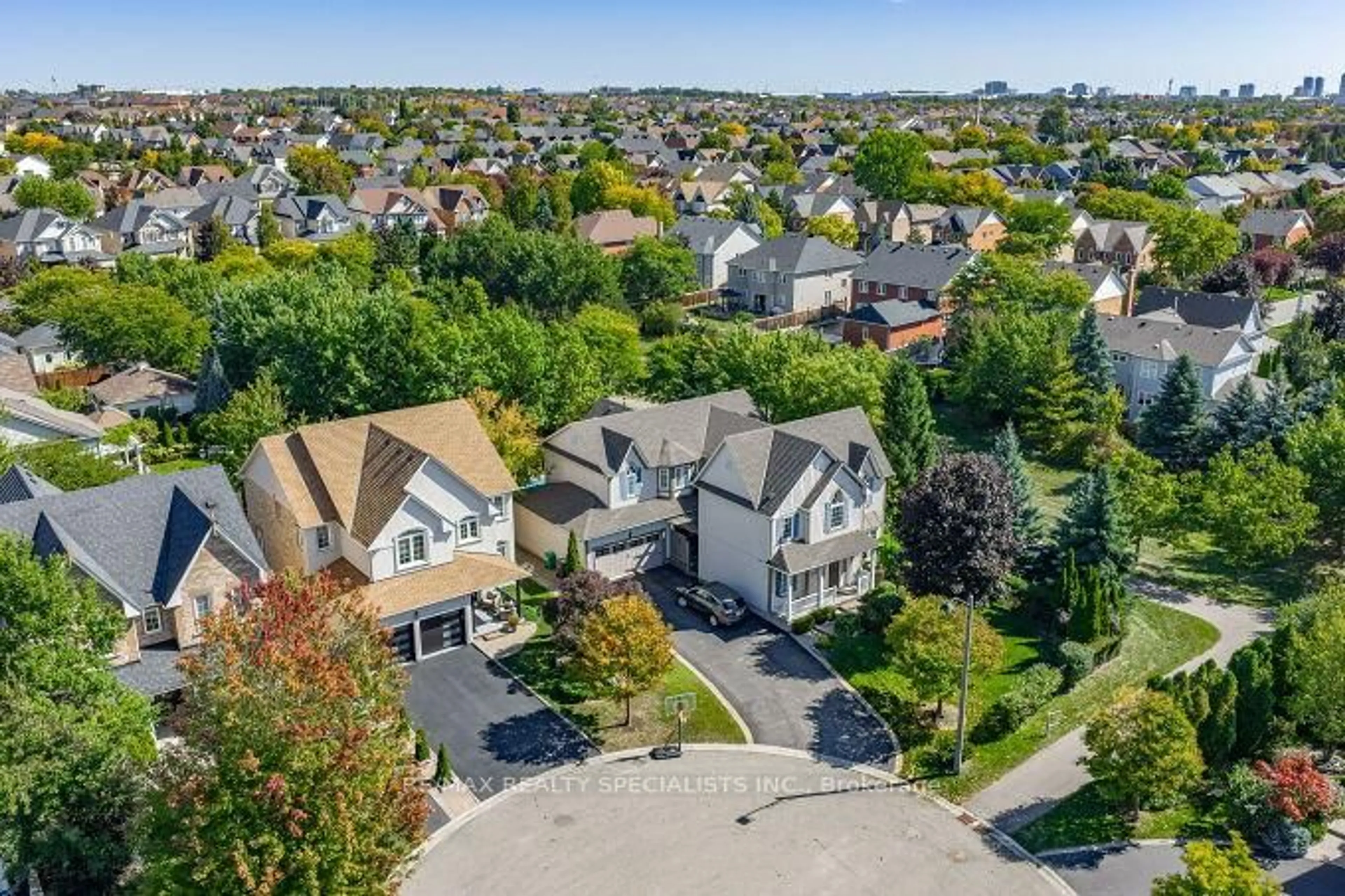 A pic from outside/outdoor area/front of a property/back of a property/a pic from drone, street for 7123 White Pine Crt, Mississauga Ontario L5W 1W6