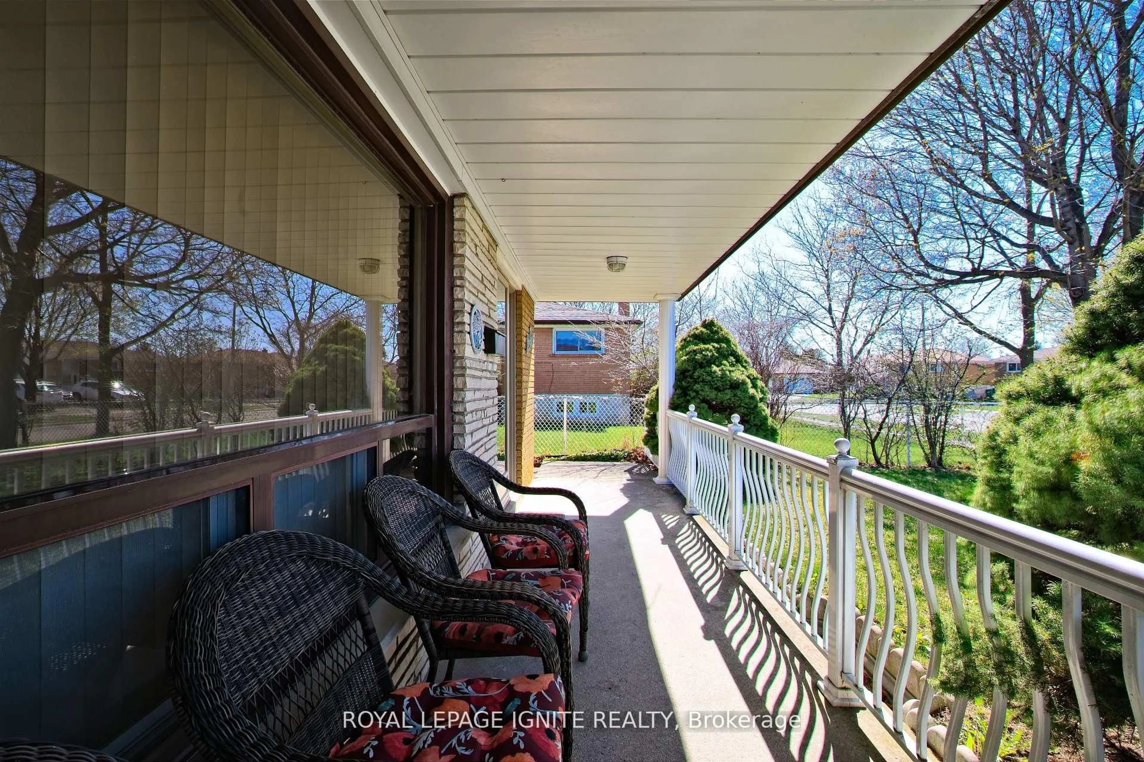 Patio, water/lake/river/ocean view for 3350 Lehigh Cres, Mississauga Ontario L4T 1W8