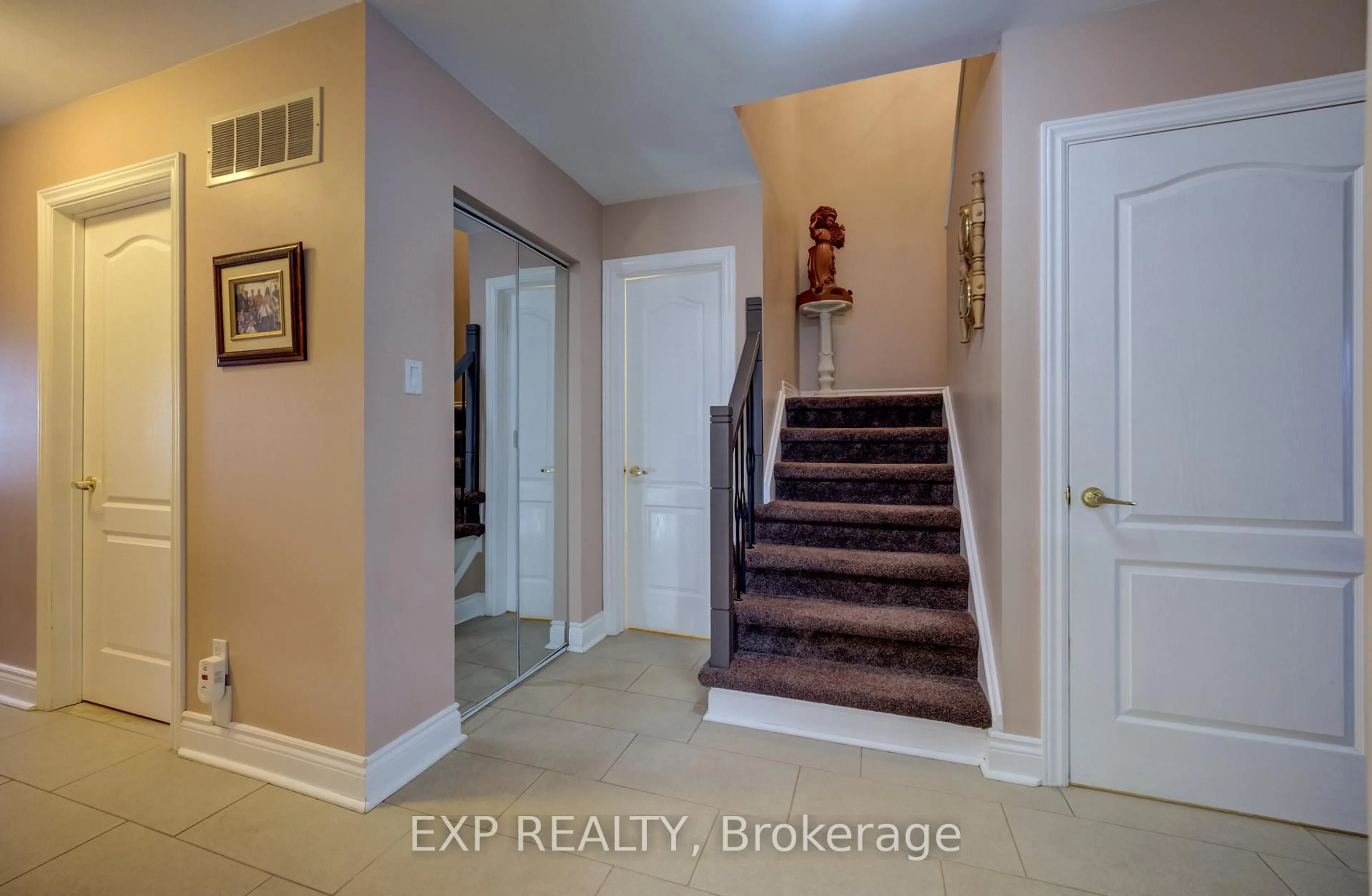 Indoor entryway for 2593 Barcella Cres, Mississauga Ontario L5K 1E5