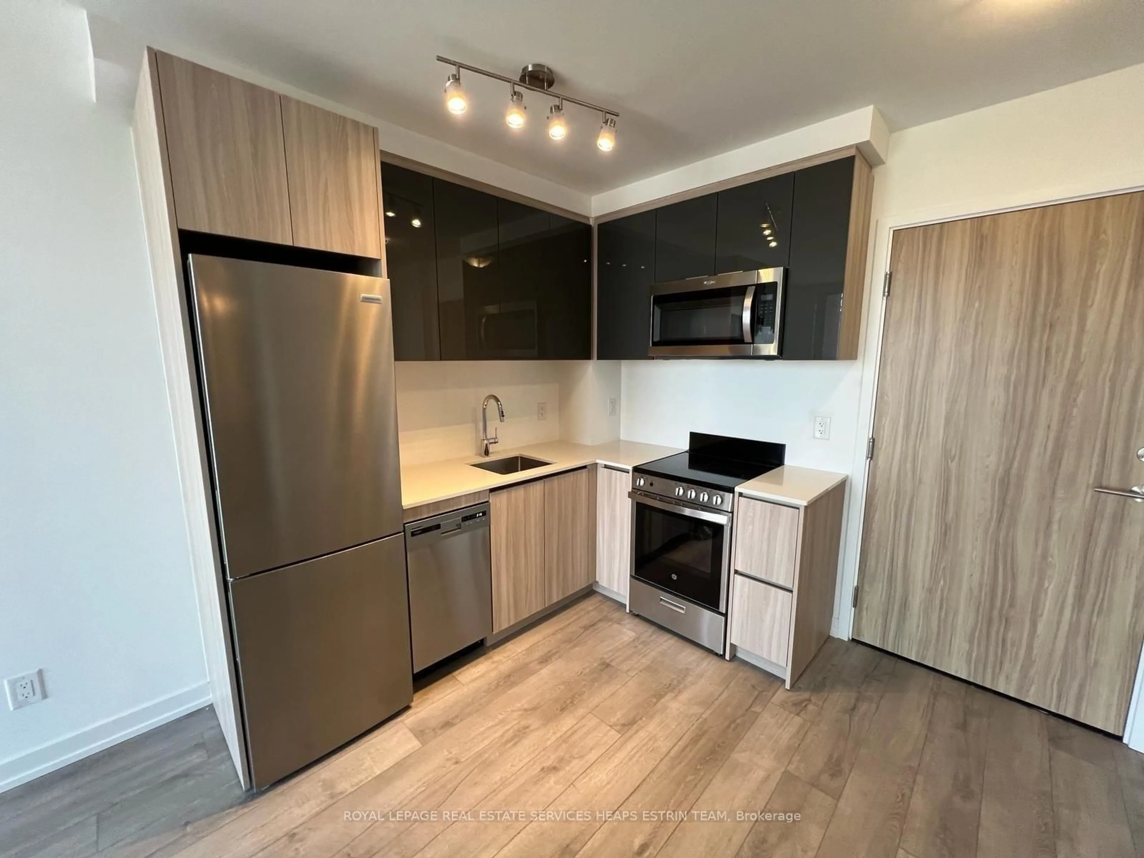 Standard kitchen, wood/laminate floor for 3100 Keele St #1104, Toronto Ontario M3M 0E1